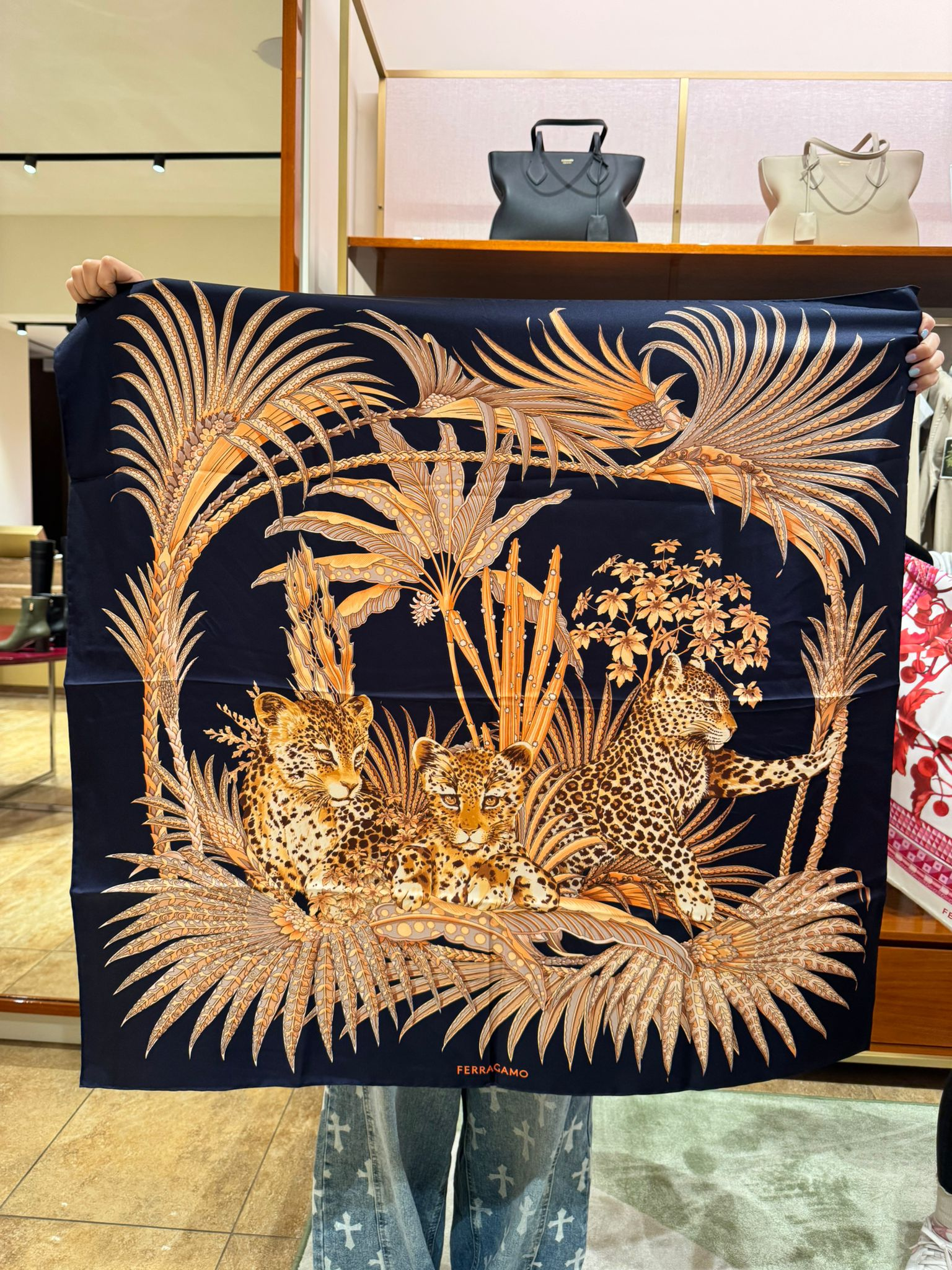 UK-CCG0306-581 100% SILK 90X90CM (A31)