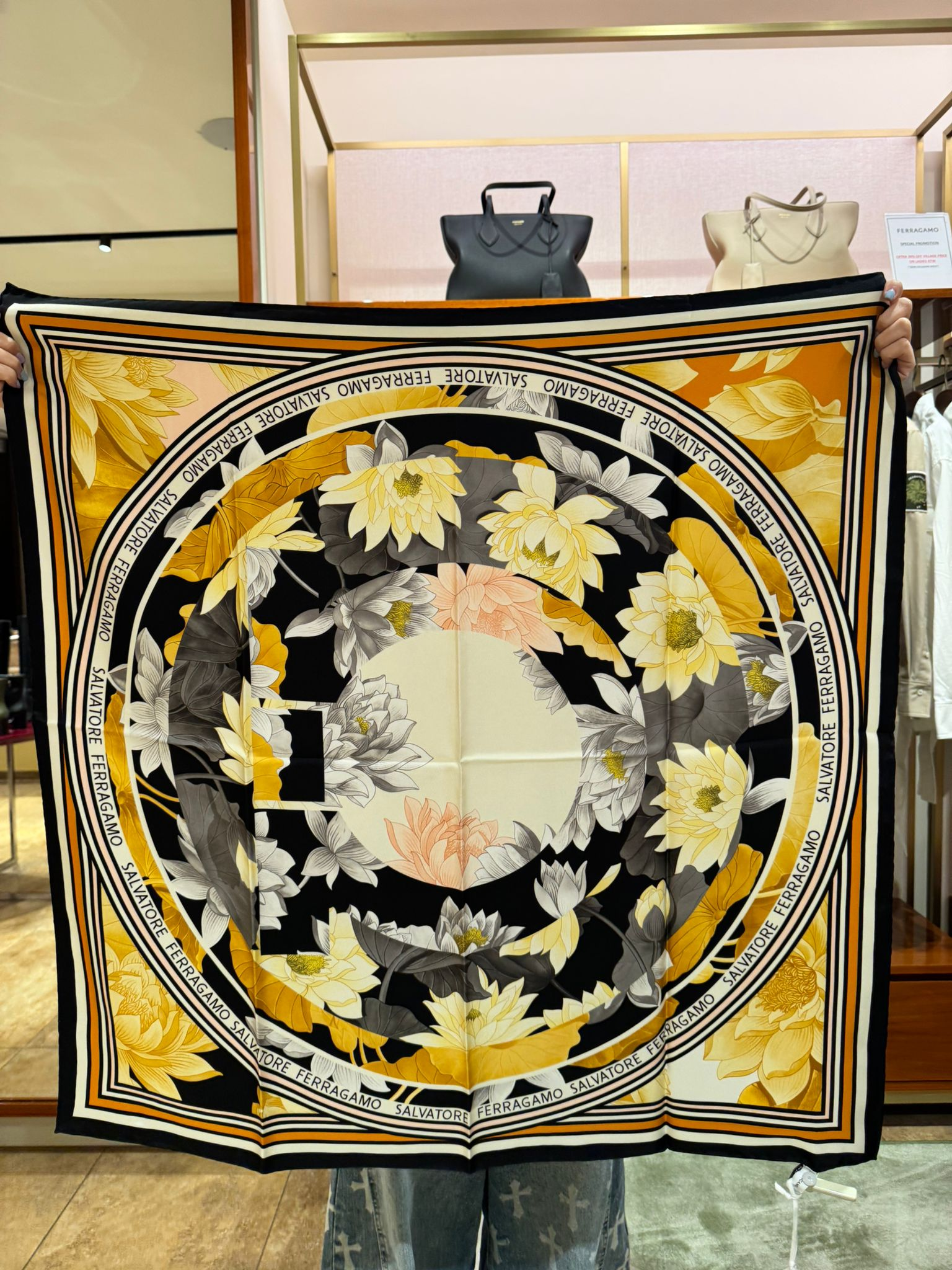 UK-CCG0306-582 100% SILK 90X90CM (A32)