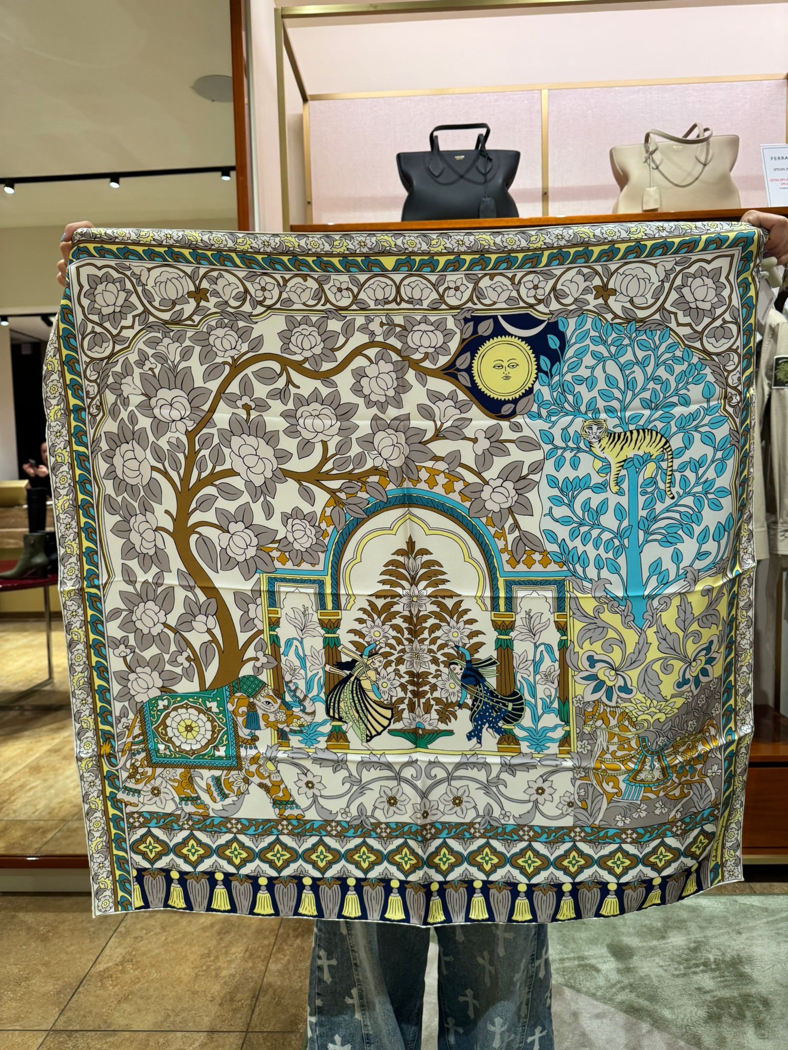 UK-CCG0306-583 100% SILK 90X90CM (A33)