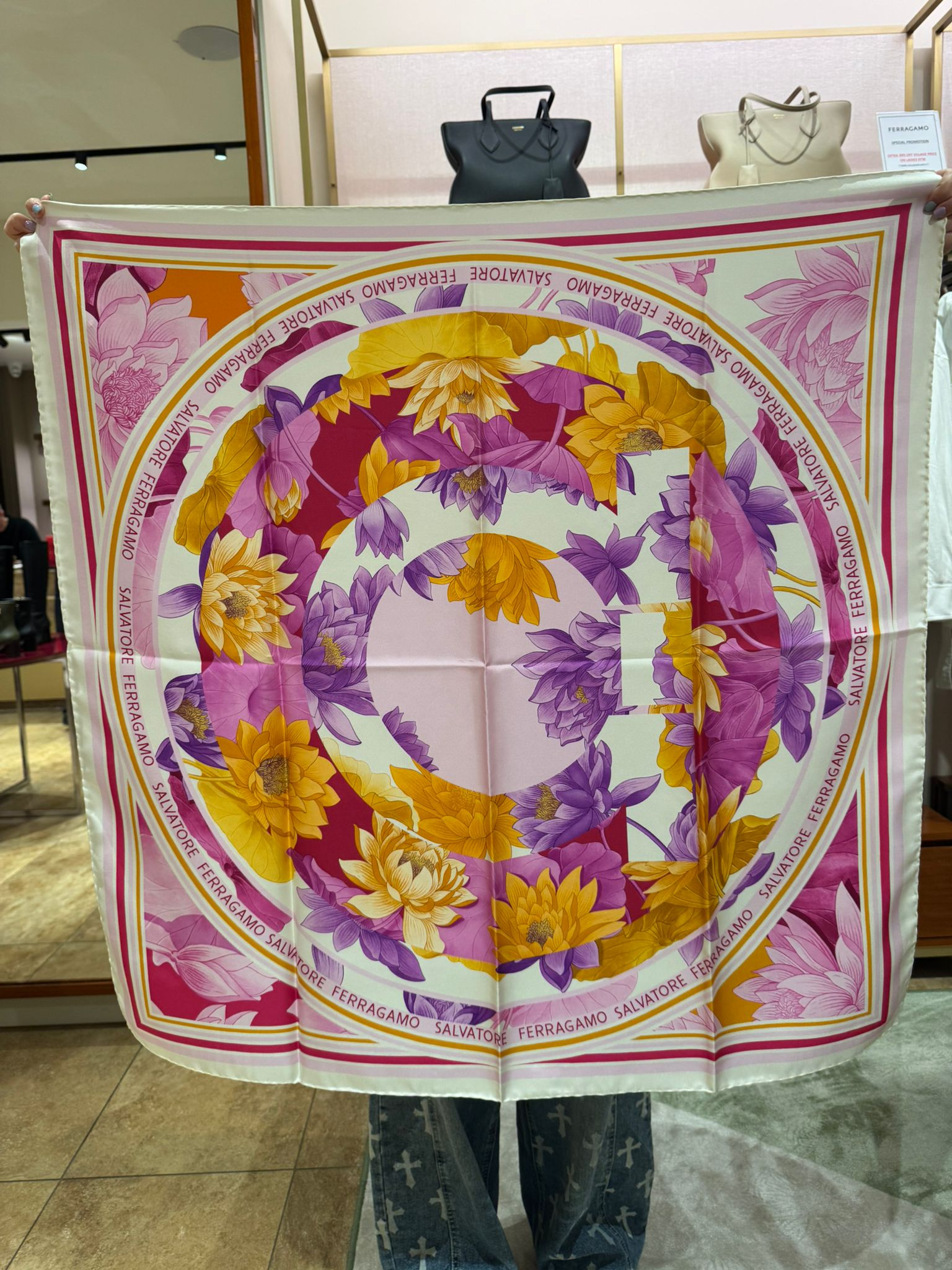 UK-CCG0306-584 100% SILK 90X90CM (A34)