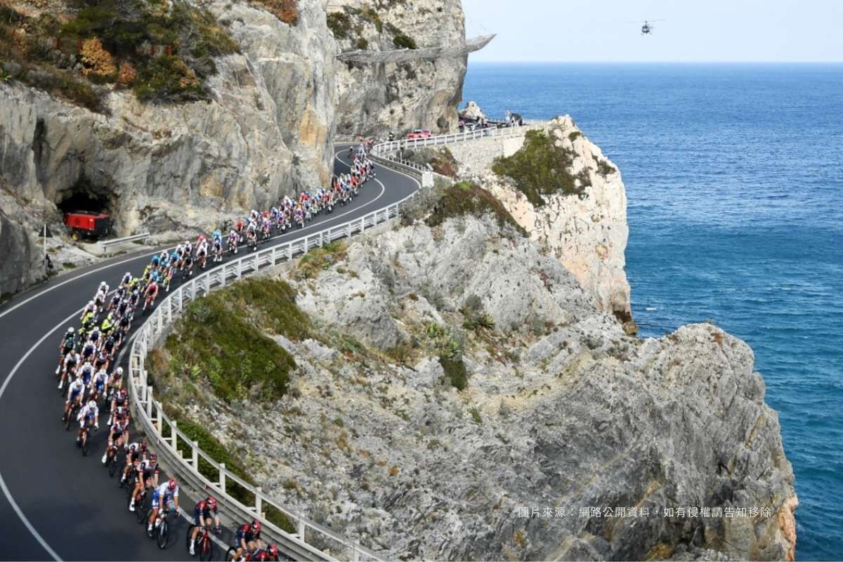 Milano Sanremo 古典賽 車手在義大利海岸公路集團騎行