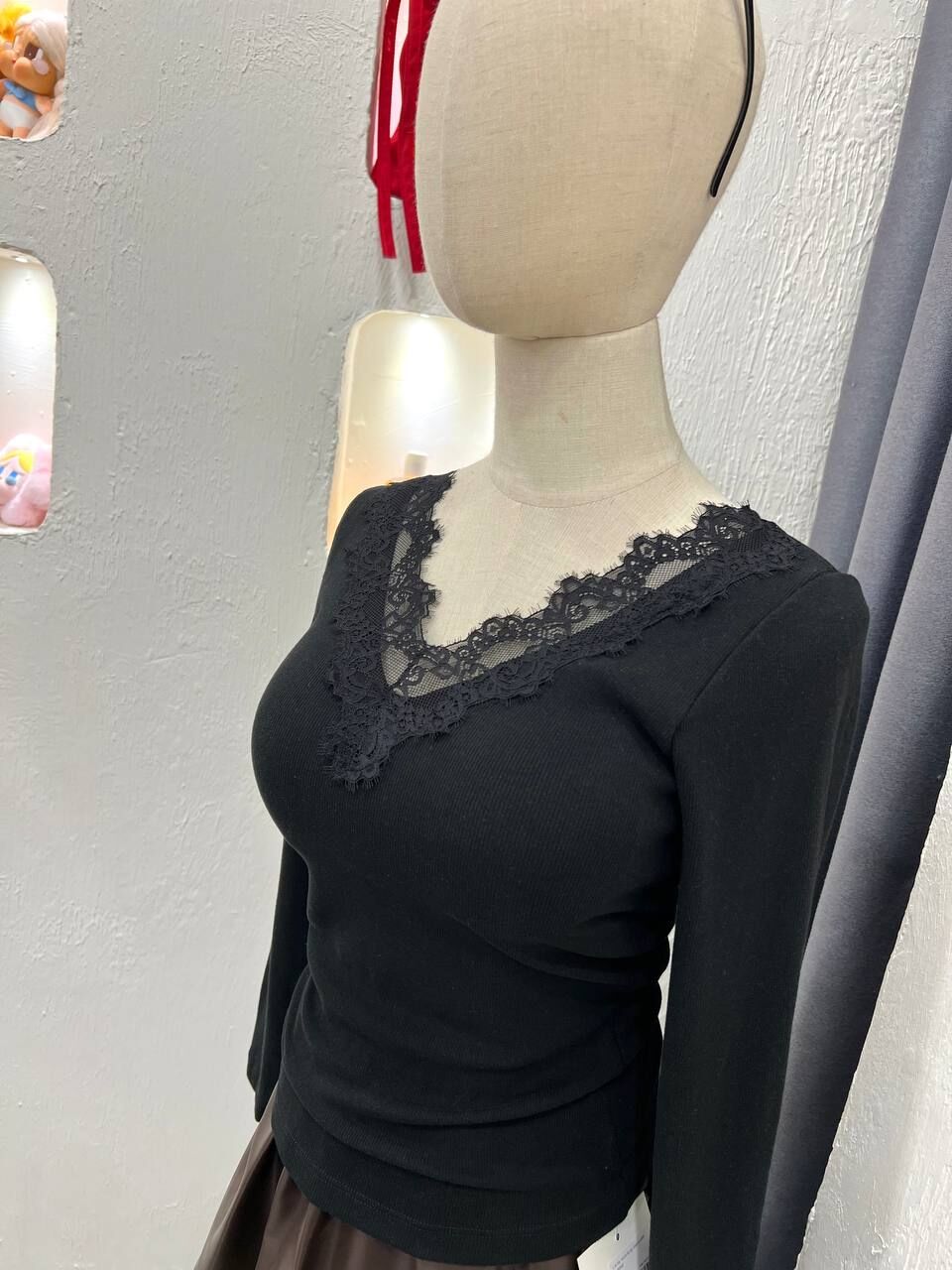 Lacey neck long sleeve with padded