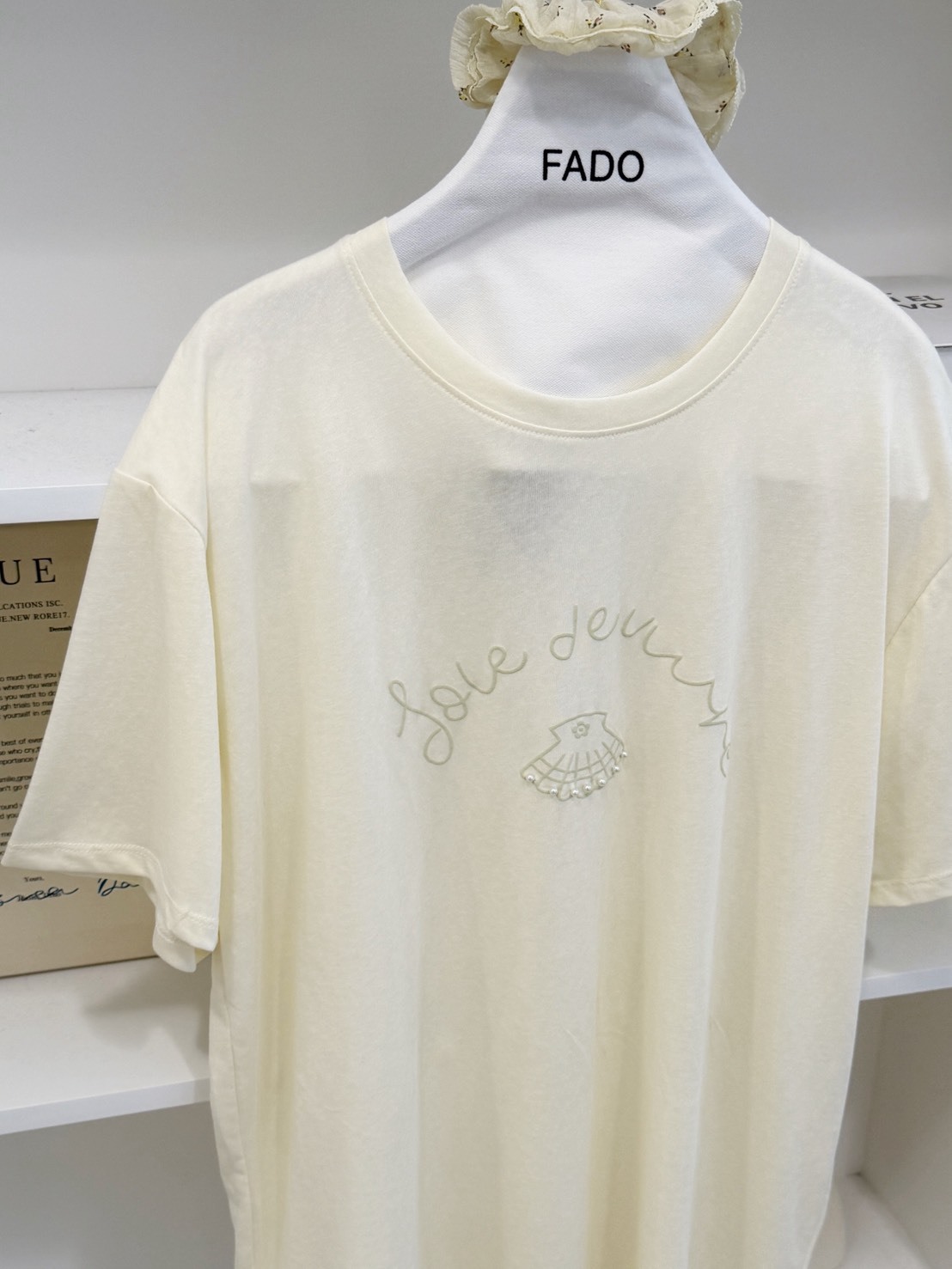 法朵Fado shop｜珍珠貝殼字母短T 0215027 四色