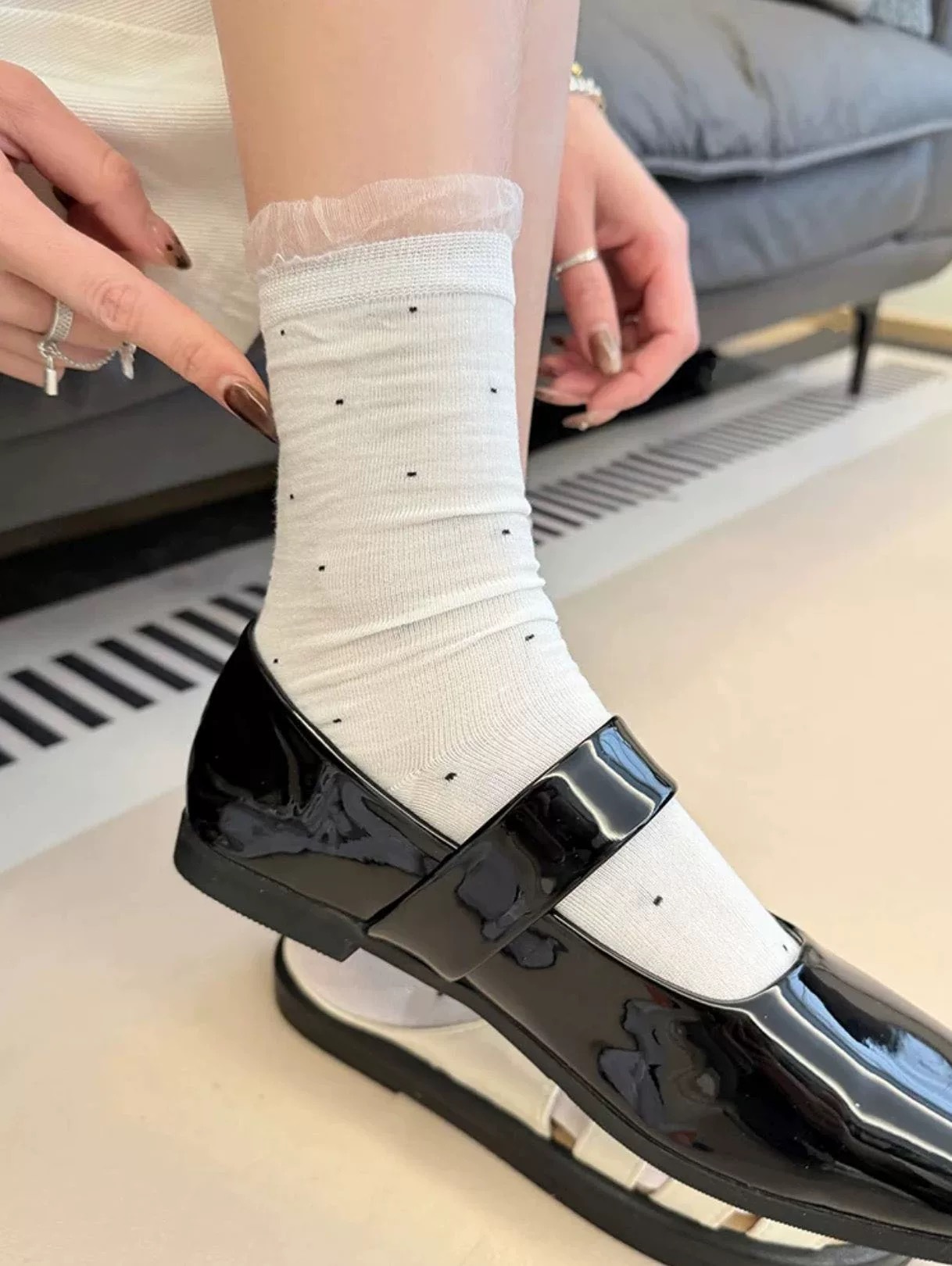 波點花邊薄彈中筒襪