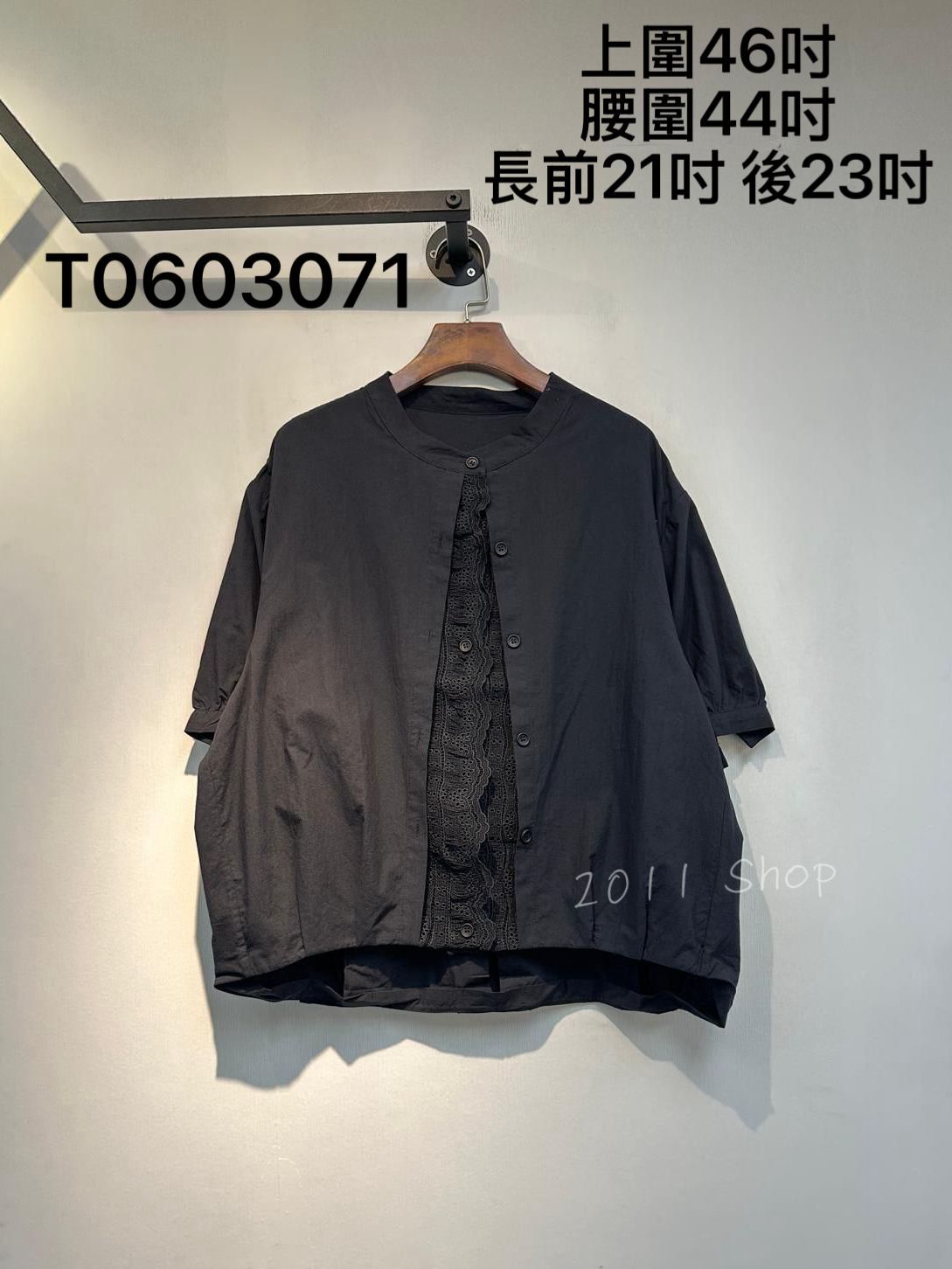 出口日本恤衫拼蕾絲鈕扣TOP  上圍46吋 腰圍44吋 長前21吋 後23吋  T0603071