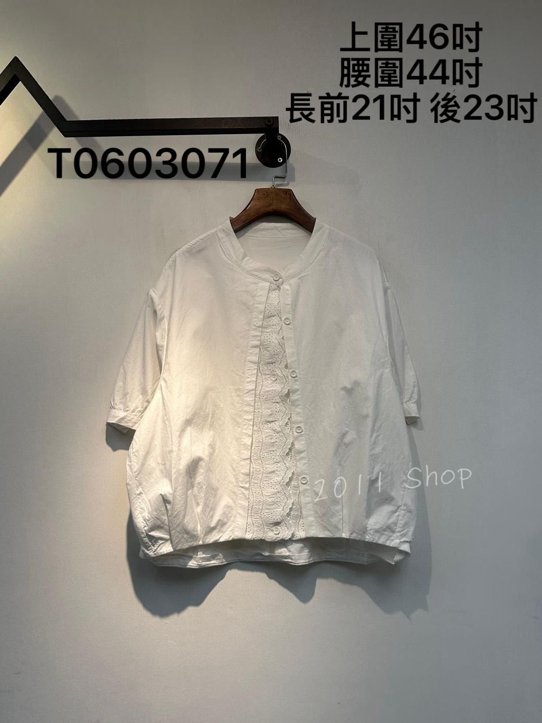 出口日本恤衫拼蕾絲鈕扣TOP  上圍46吋 腰圍44吋 長前21吋 後23吋  T0603071