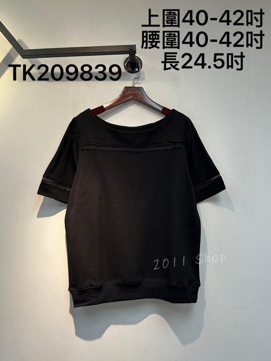 圓領鏤空蕾絲花邊TOP  上圍40-42吋 腰圍40-42吋 長24.5吋  TK209839