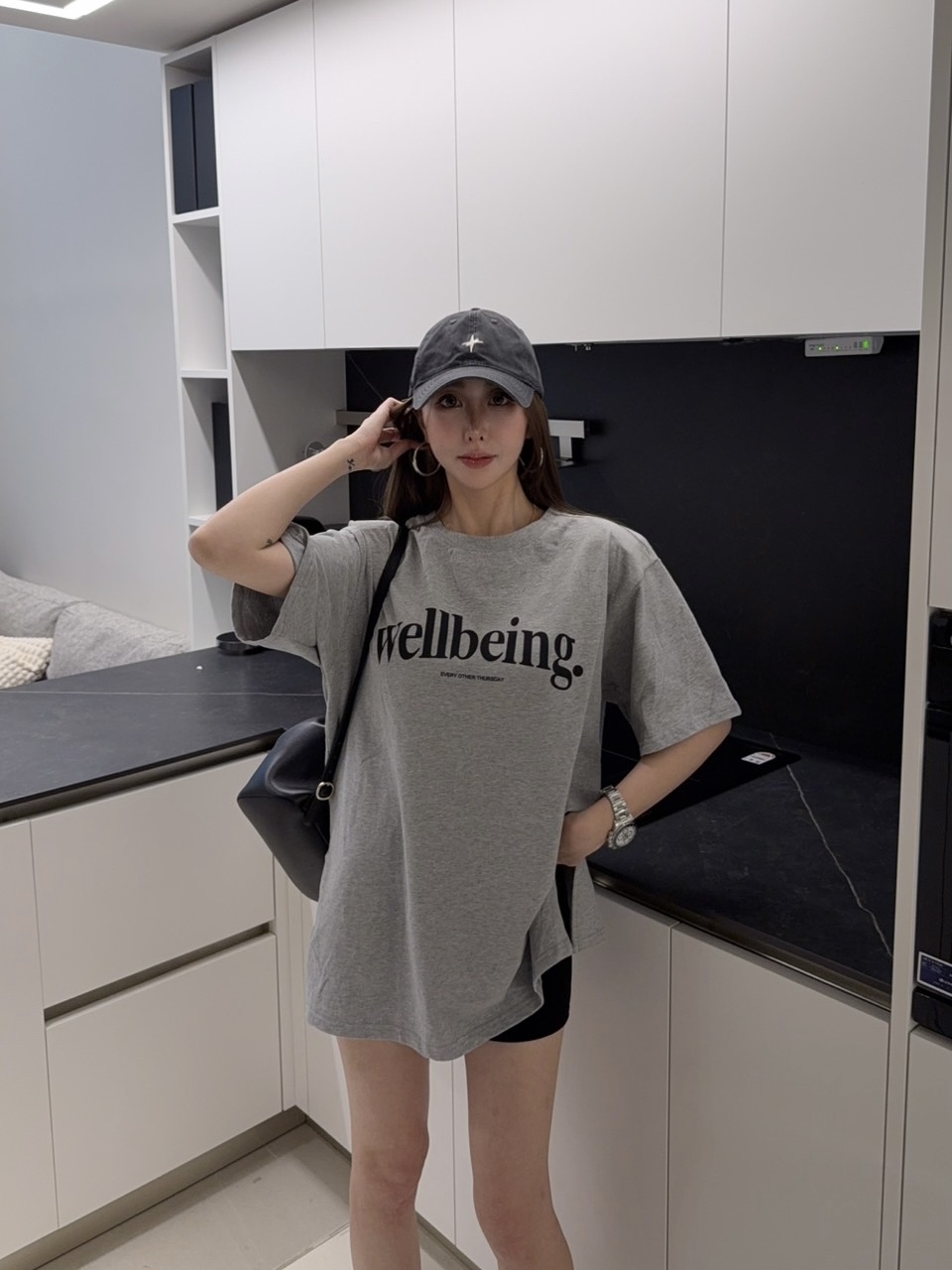 墊肩大字母寬鬆T