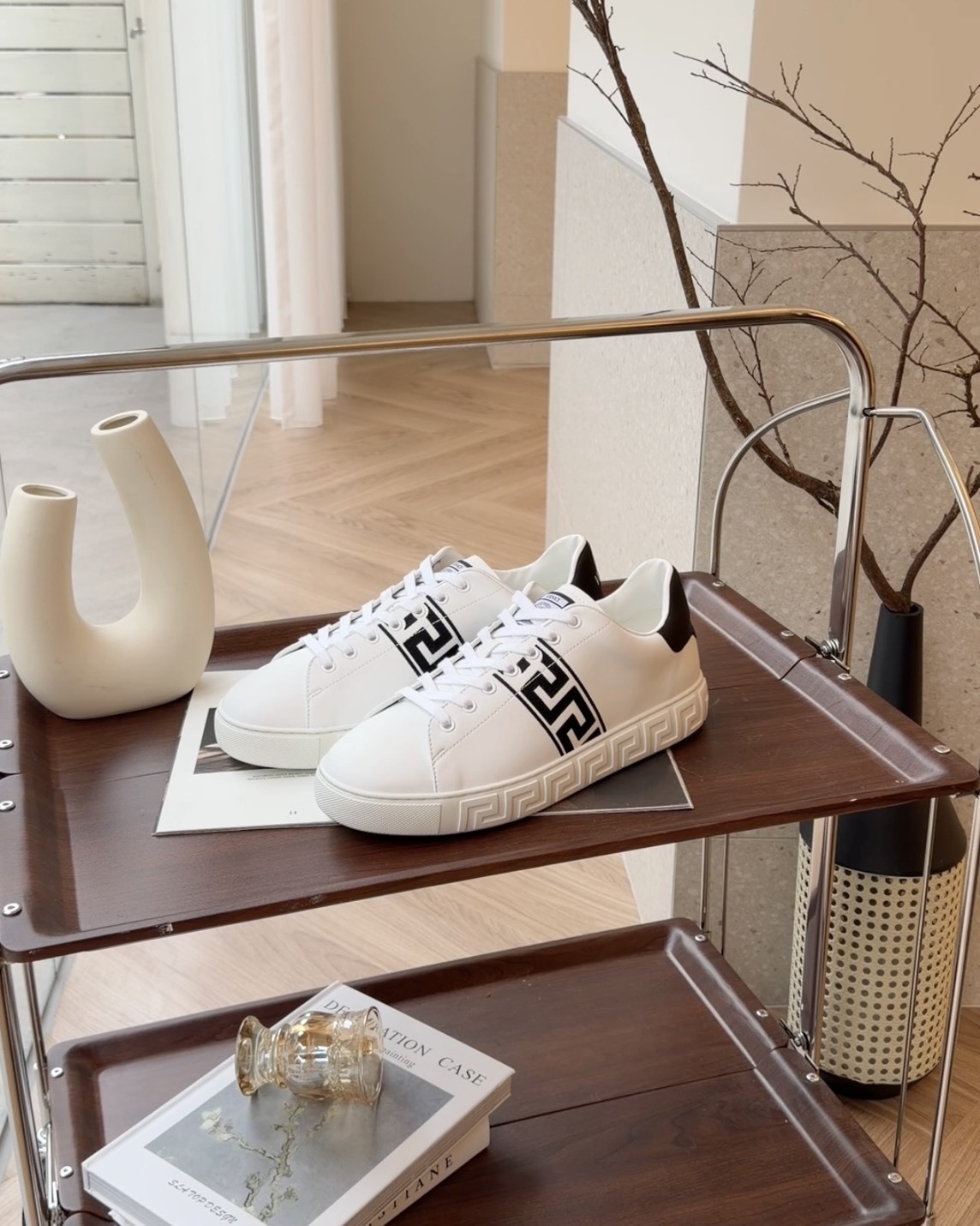 VERSACE｜黑白皮革小白鞋