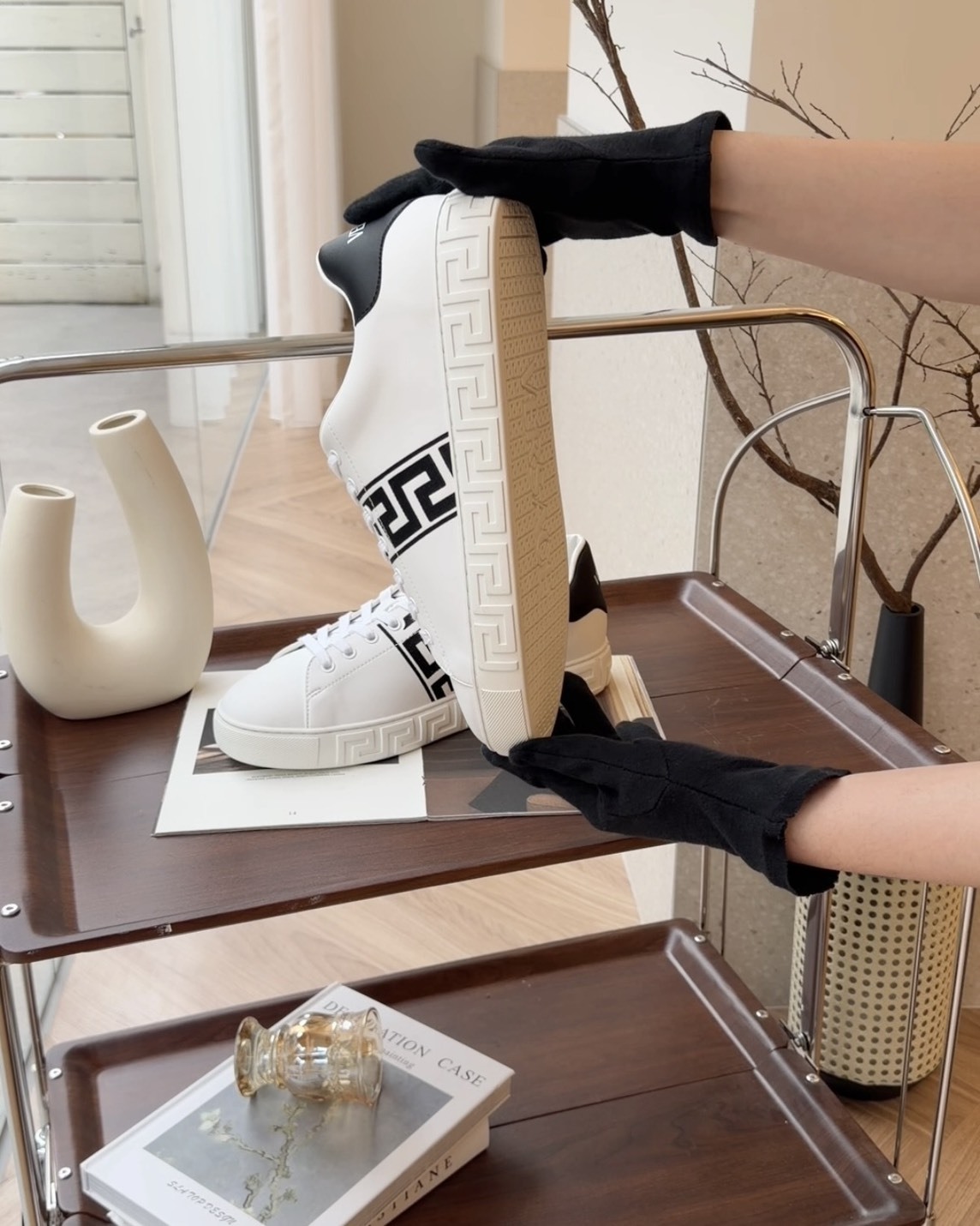 VERSACE｜黑白皮革小白鞋