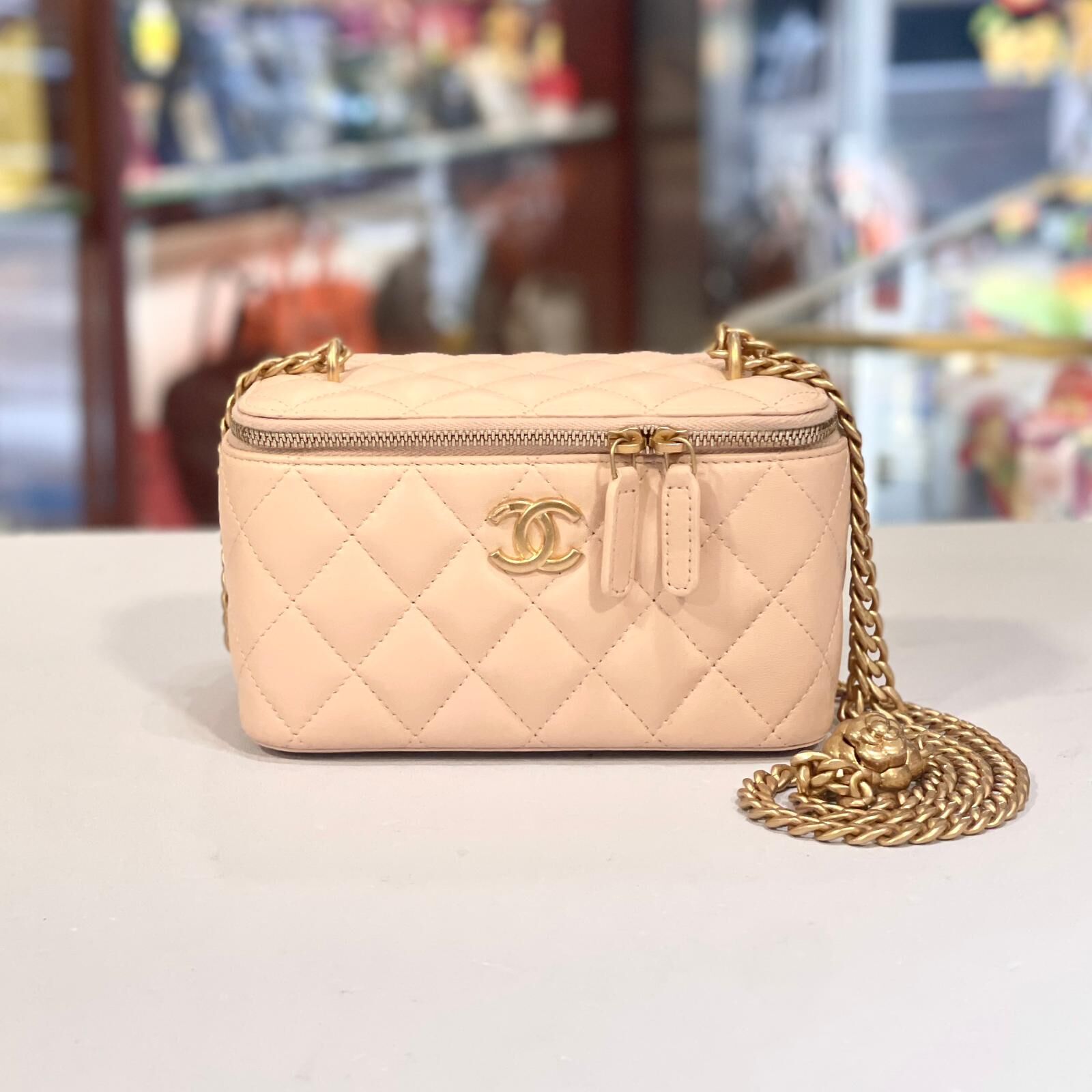 全新CHANEL 長盒子 AP3301 粉紅色羊皮山茶花金扣 VANITY CASE #BRAND NEW #香榭站正品