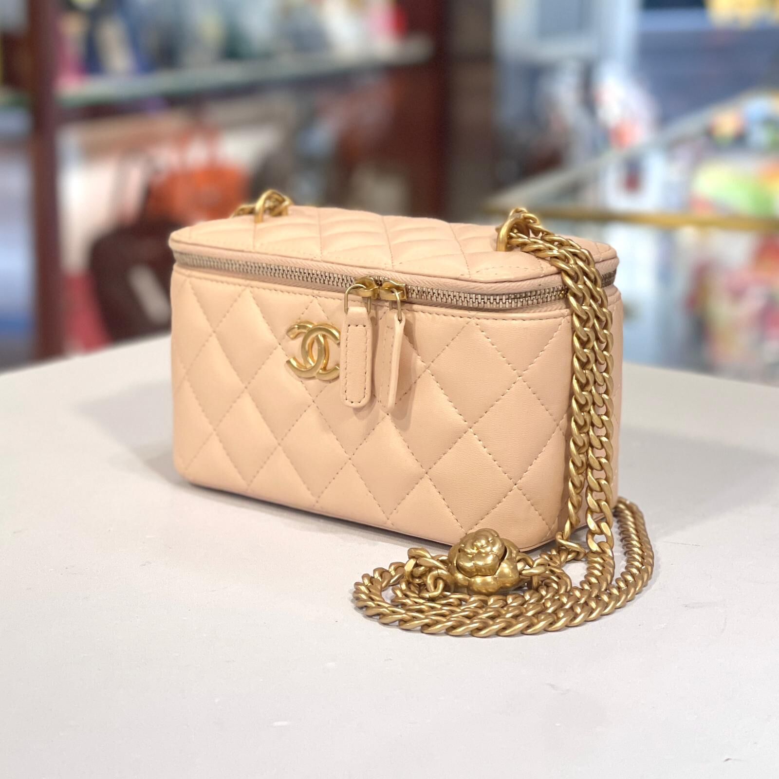 全新CHANEL 長盒子 AP3301 粉紅色羊皮山茶花金扣 VANITY CASE #BRAND NEW #香榭站正品