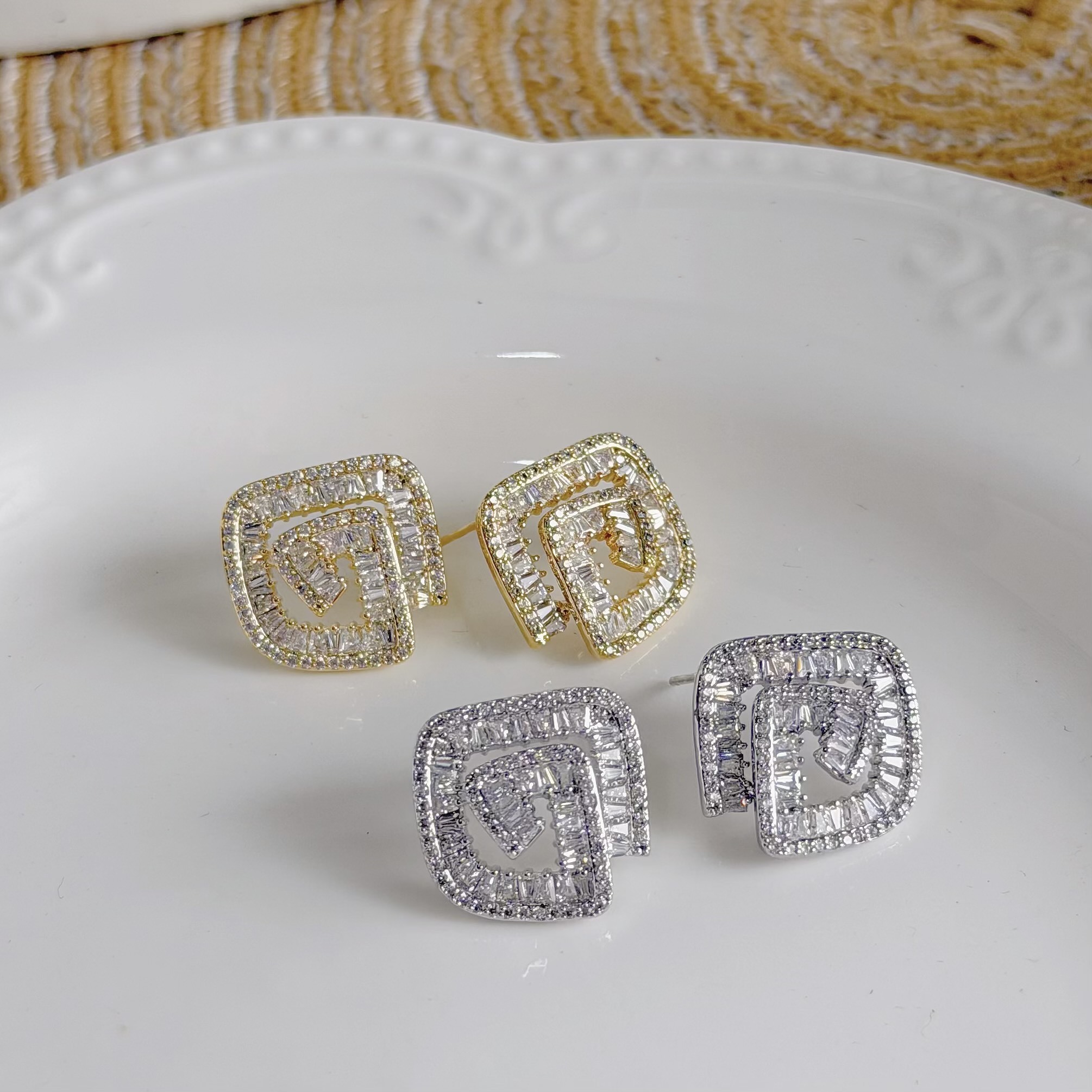 A275鋯石方塊螺旋耳針