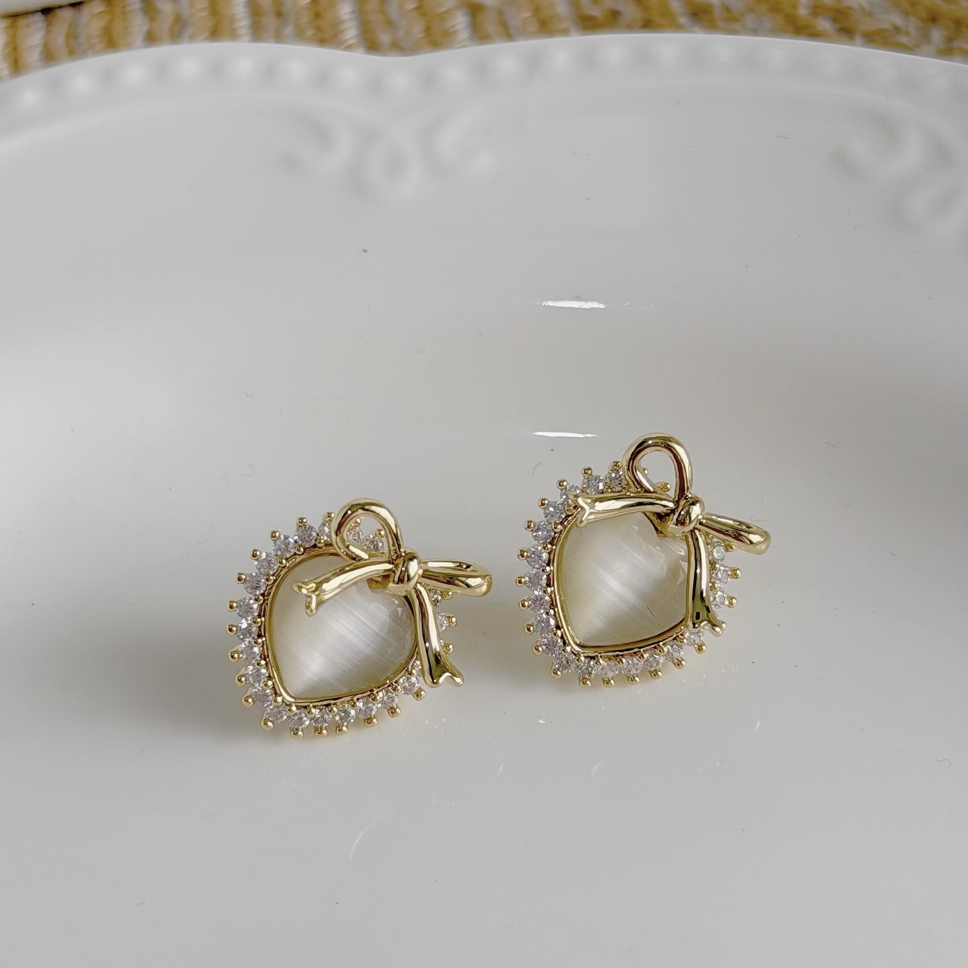 A276蝴蝶結鋯石貓眼愛心耳針