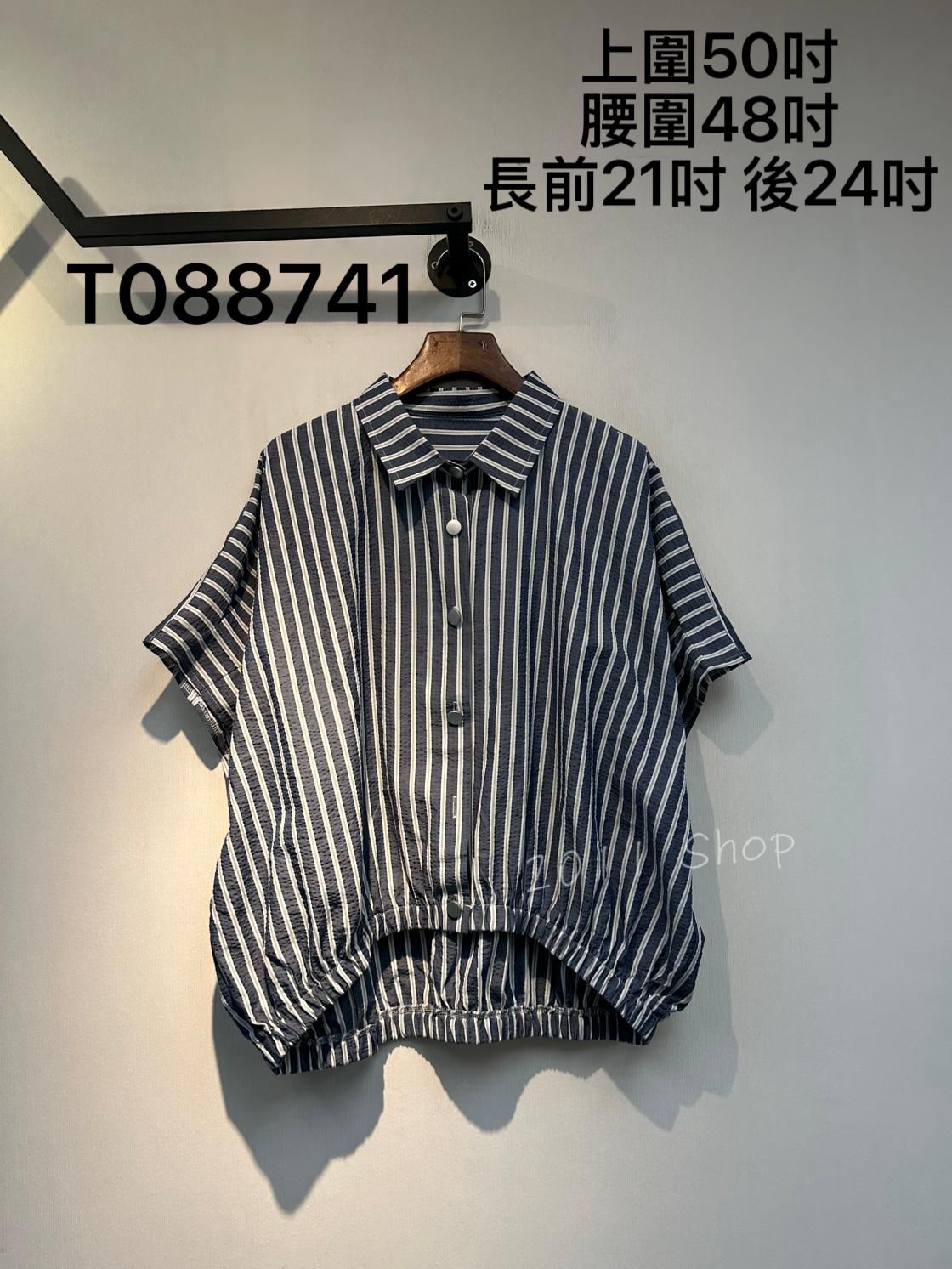 條紋蝙蝠袖前短後長鈕扣TOP  上圍50吋 腰圍48吋 長前21吋 後24吋  T088741