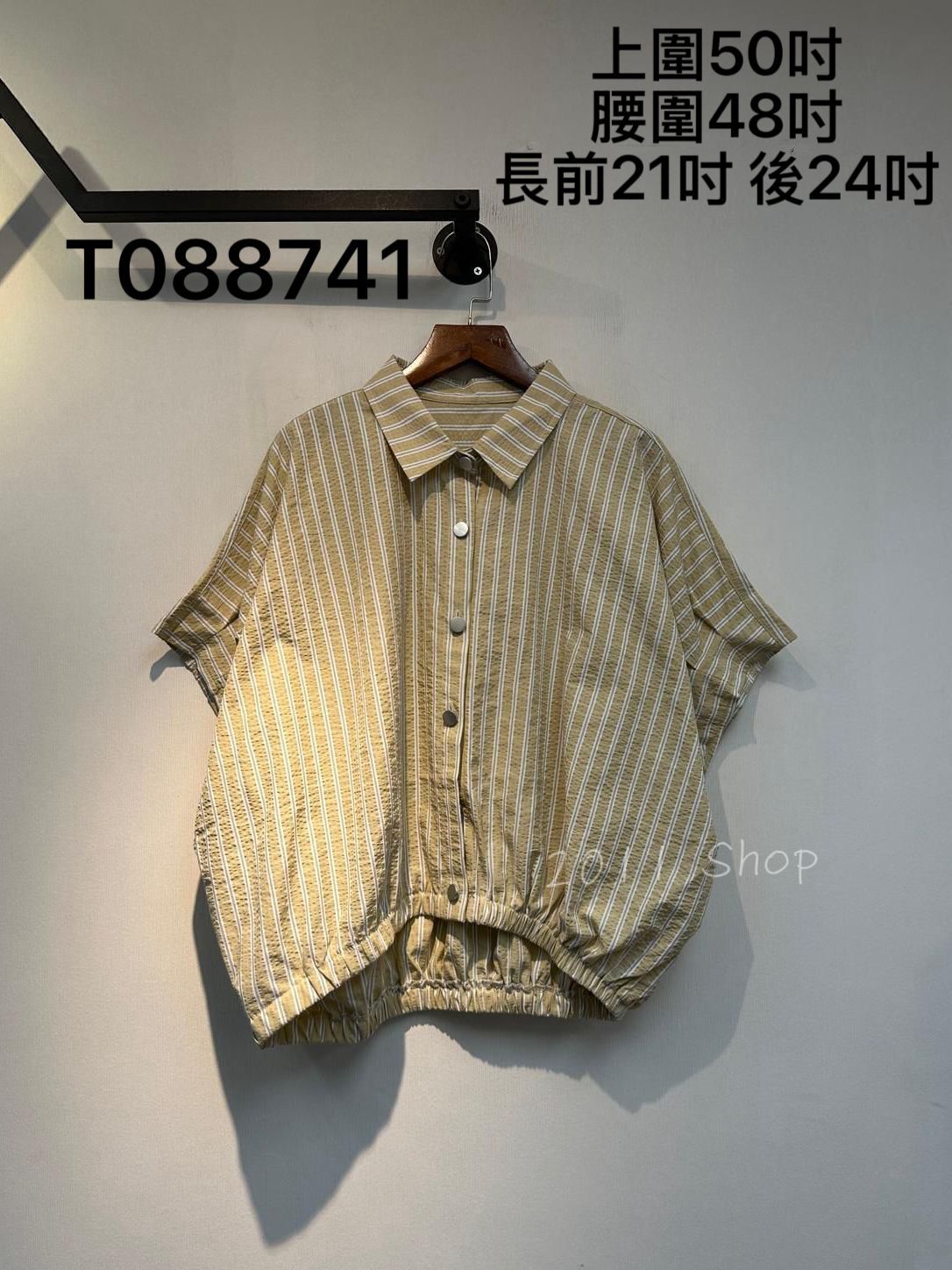 條紋蝙蝠袖前短後長鈕扣TOP  上圍50吋 腰圍48吋 長前21吋 後24吋  T088741