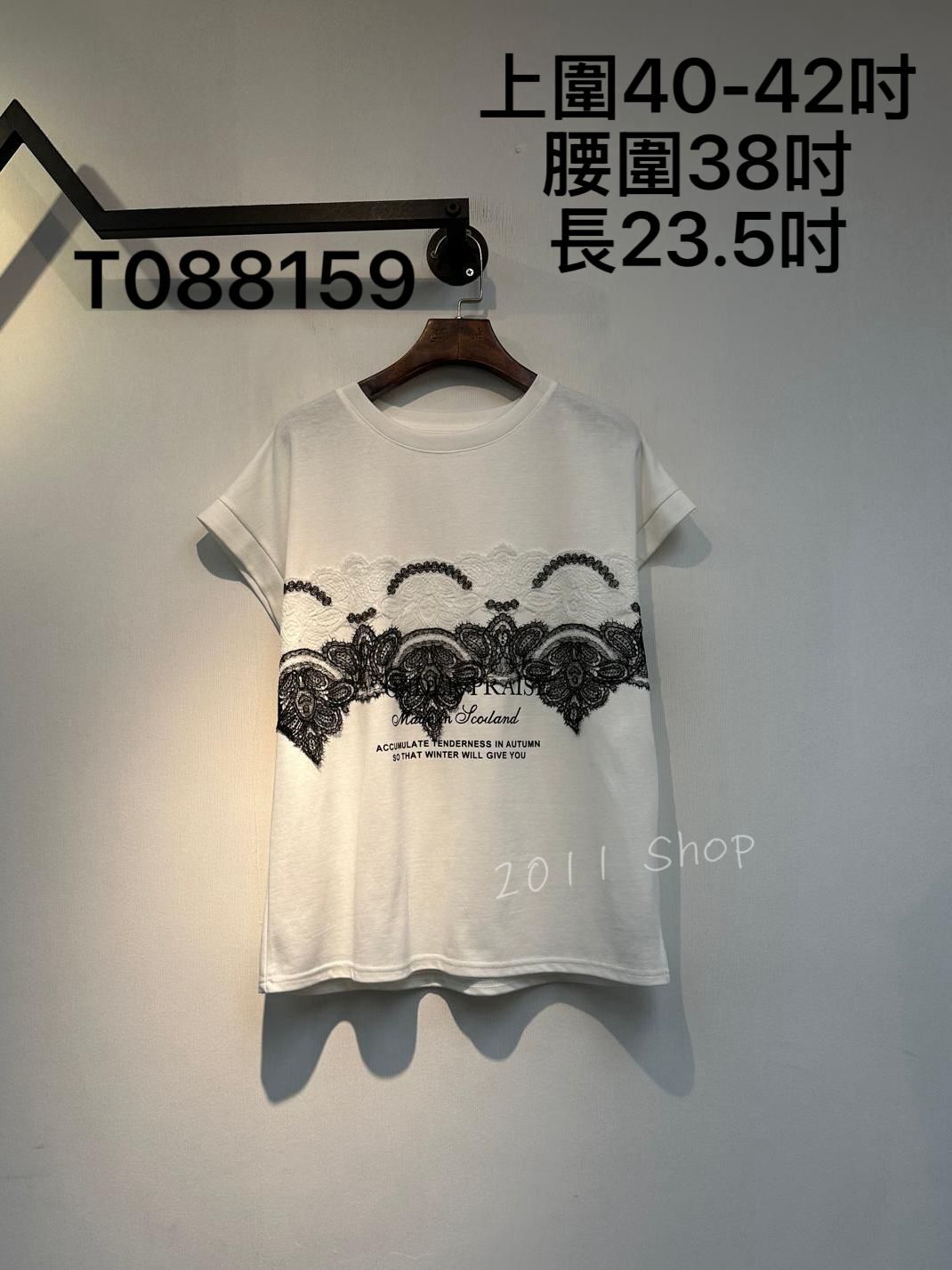 圓領拼色蕾絲英文字T恤  上圍40-42吋 腰圍38吋 長23.5吋  T088159