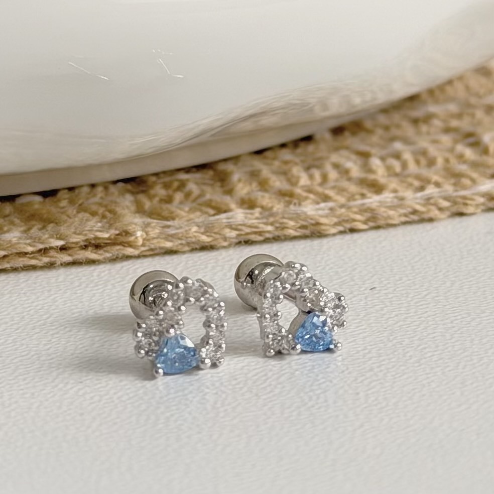 V273藍鑽鏤空愛心純銀耳針