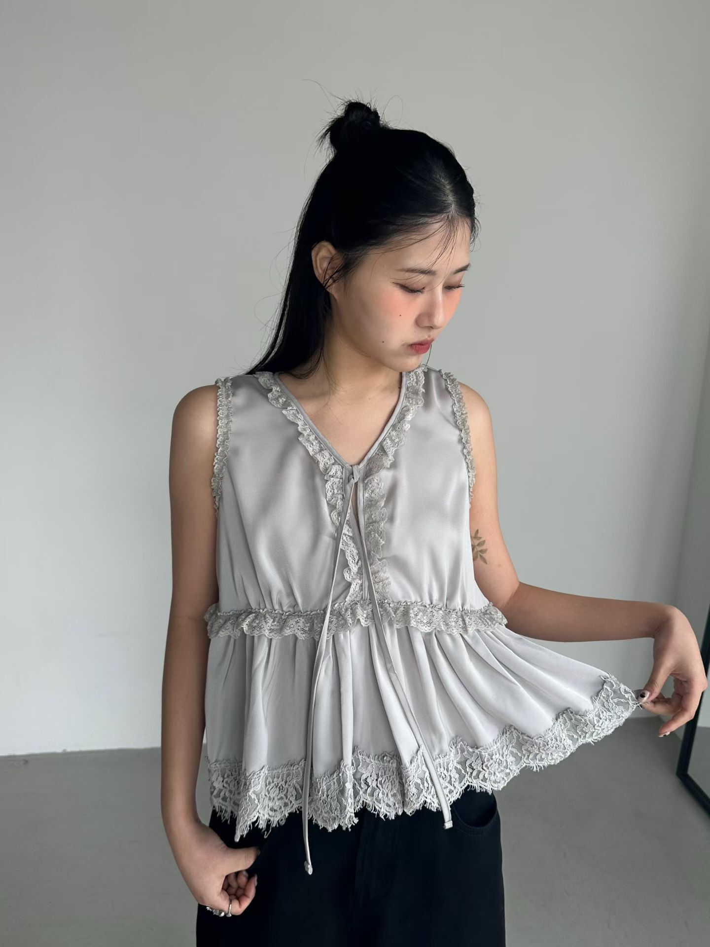 蕾絲邊造型背心