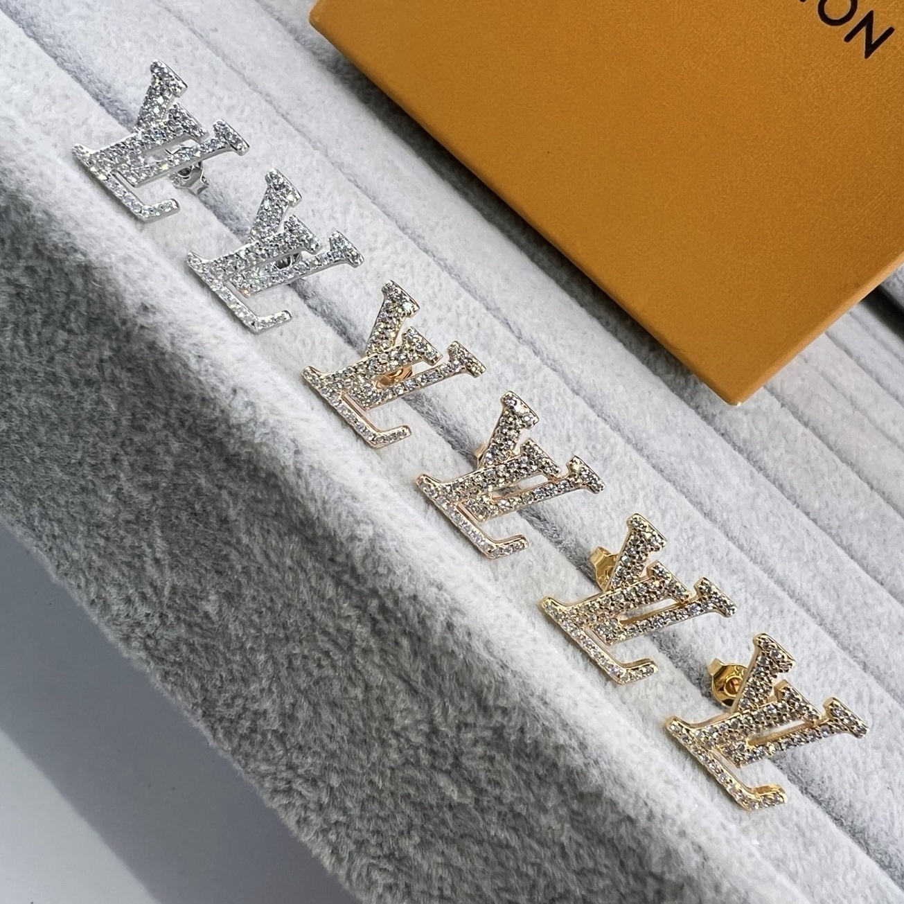 18k lv”經典滿鑽字母高奢定製耳釘