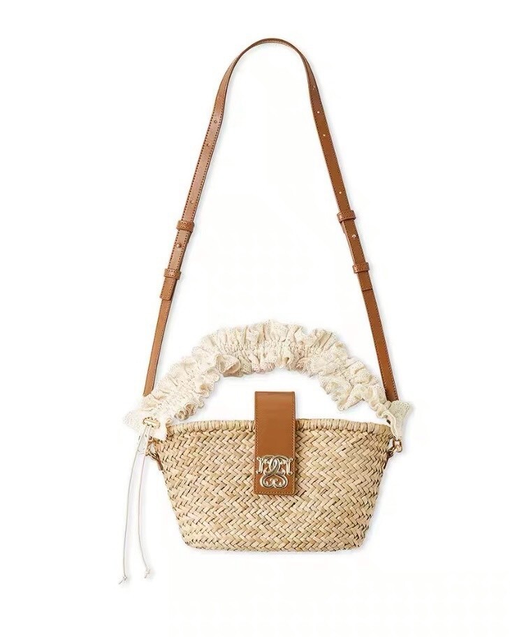 蕾絲花邊配皮革金屬草編包