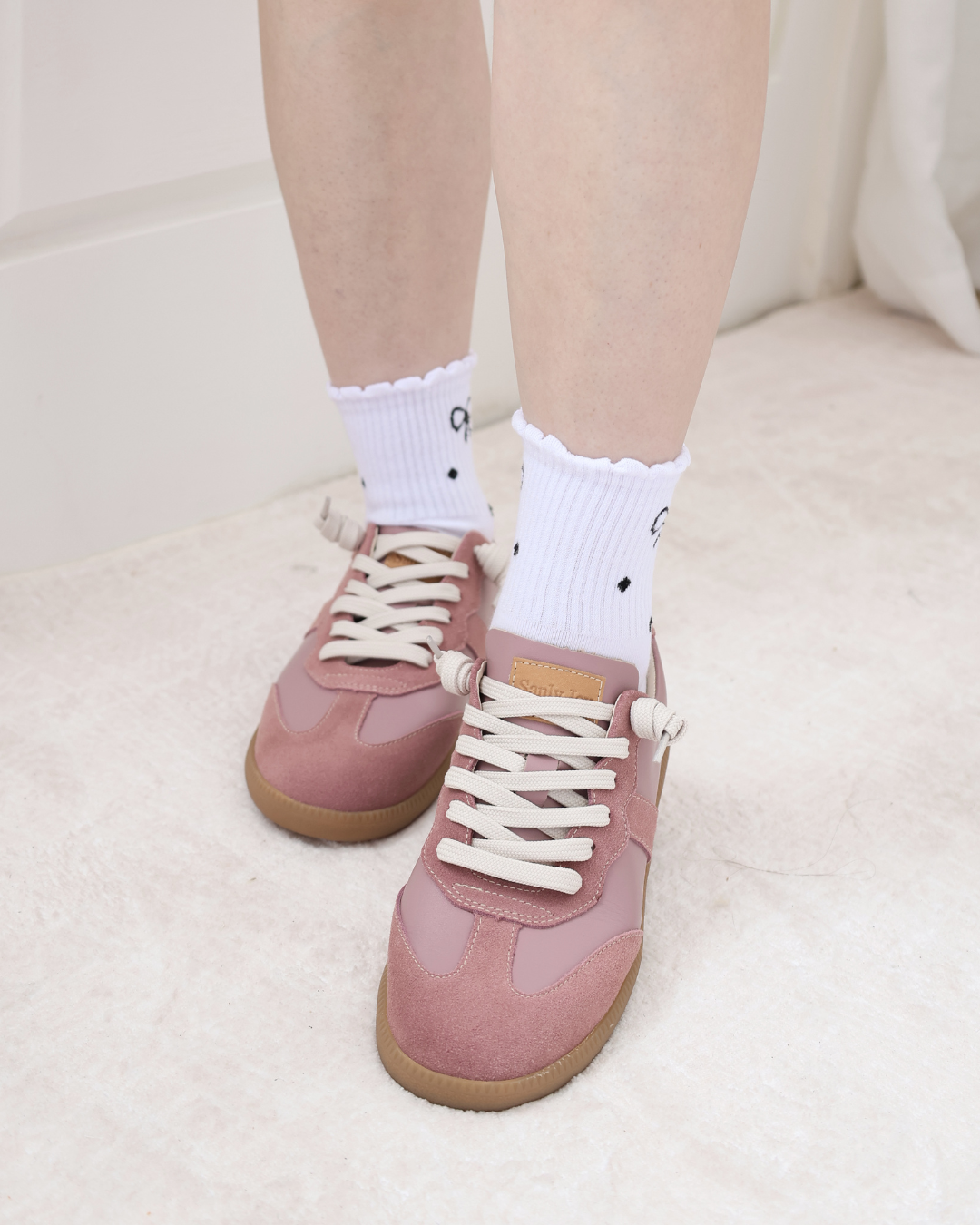 Sanly Joy 焙烏龍奶復古德訓鞋 女生站立穿搭展示