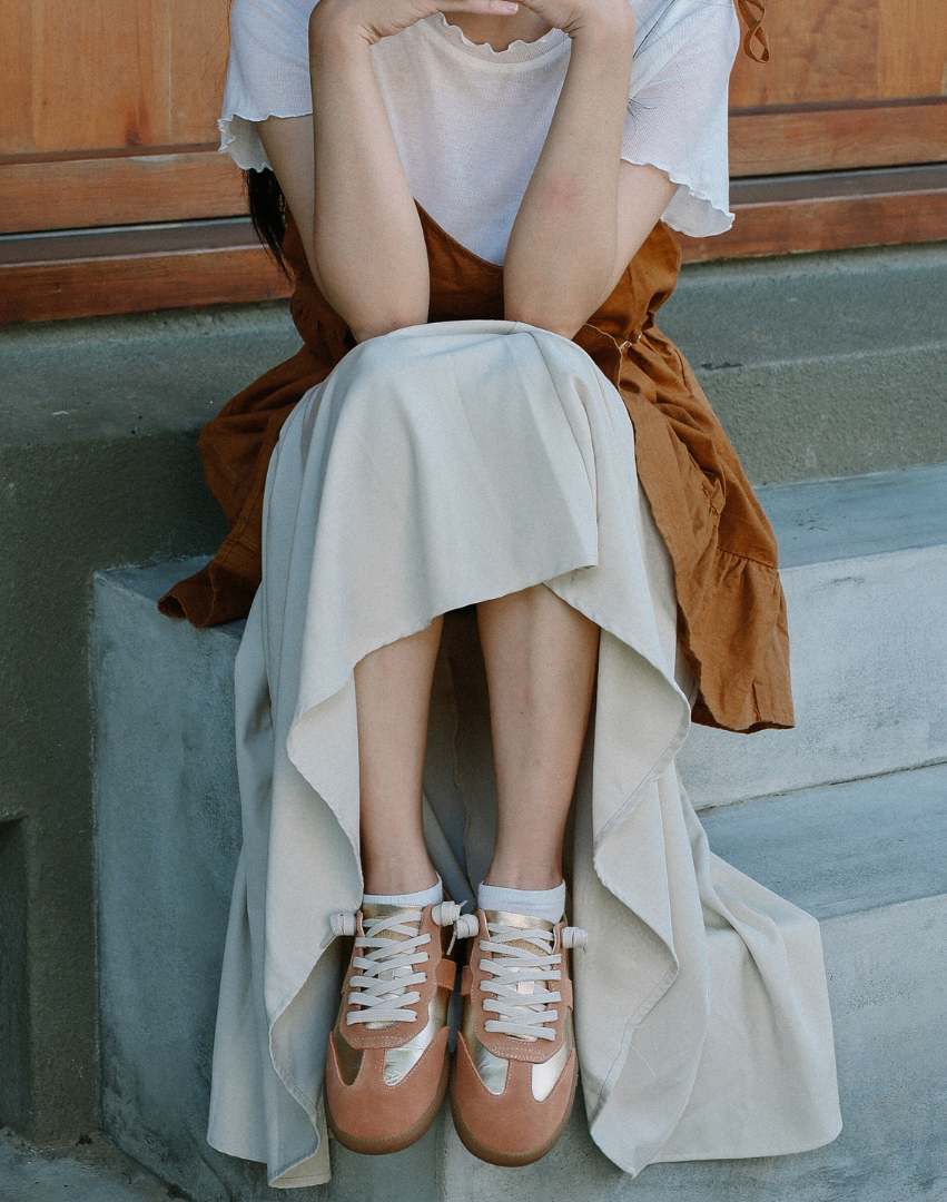 Sanly Joy 香檳金德訓鞋 女生階梯坐姿日常穿搭展示