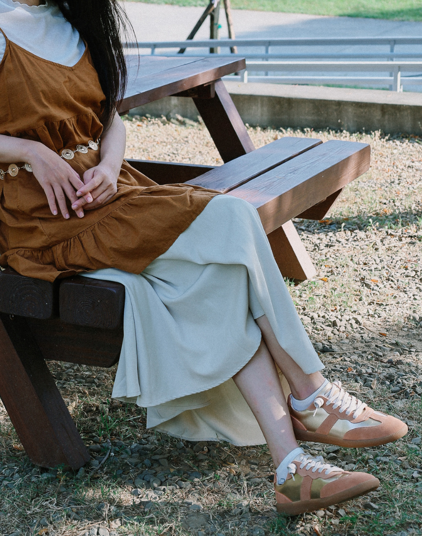 Sanly Joy 香檳金真皮德訓鞋 女生坐姿穿搭展示 舒適好走鞋