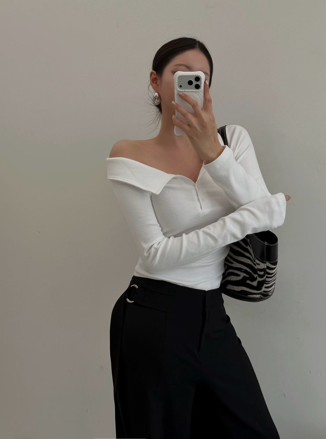 #AF49露肩翻領造型上衣(白/咖/黑)