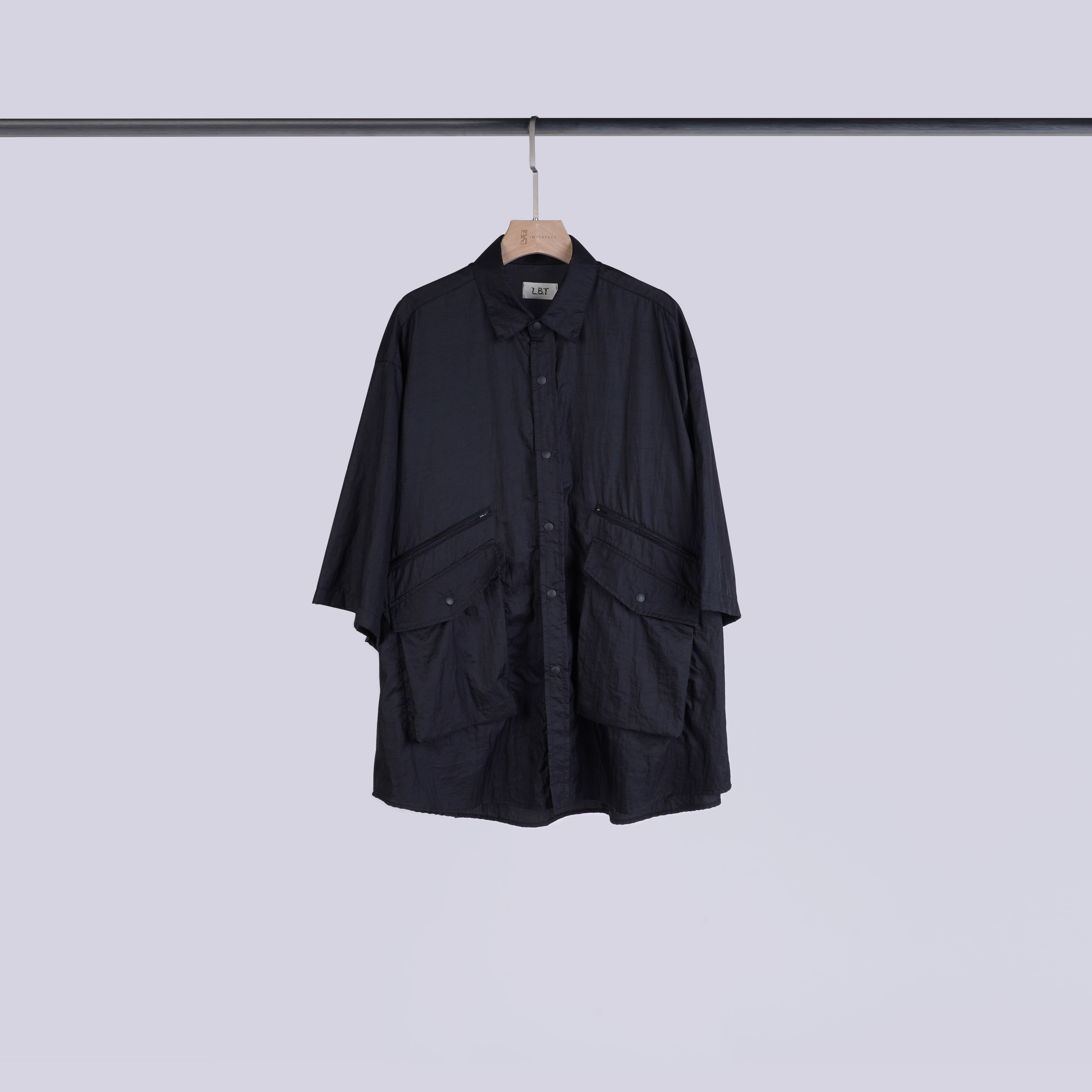 斜口袋拉鍊壓釦襯衫 | 就是黑