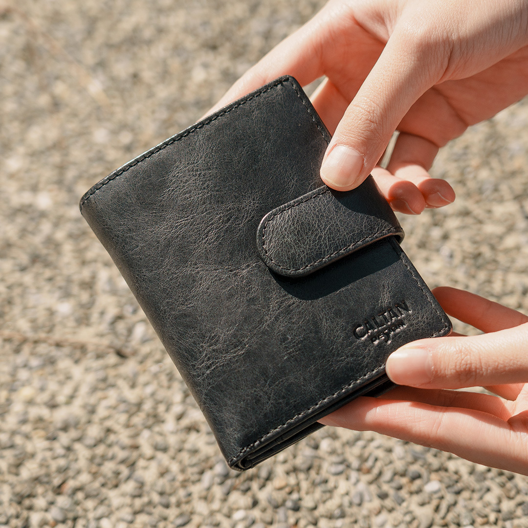 『新品上市』老爺有喜 睛漾真皮兩折多功能收納短夾(071848bk)