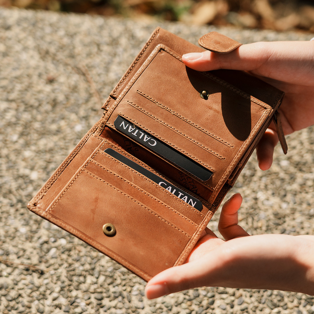 『新品上市』老爺有喜 睛漾真皮兩折多功能收納短夾(071848lt)