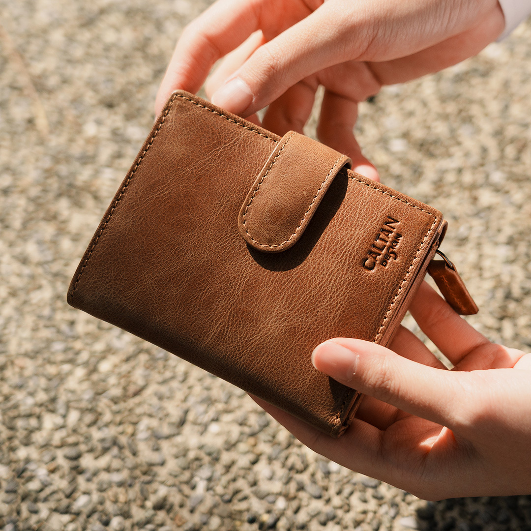 『新品上市』老爺有喜 睛漾真皮兩折多功能收納短夾(071848lt)