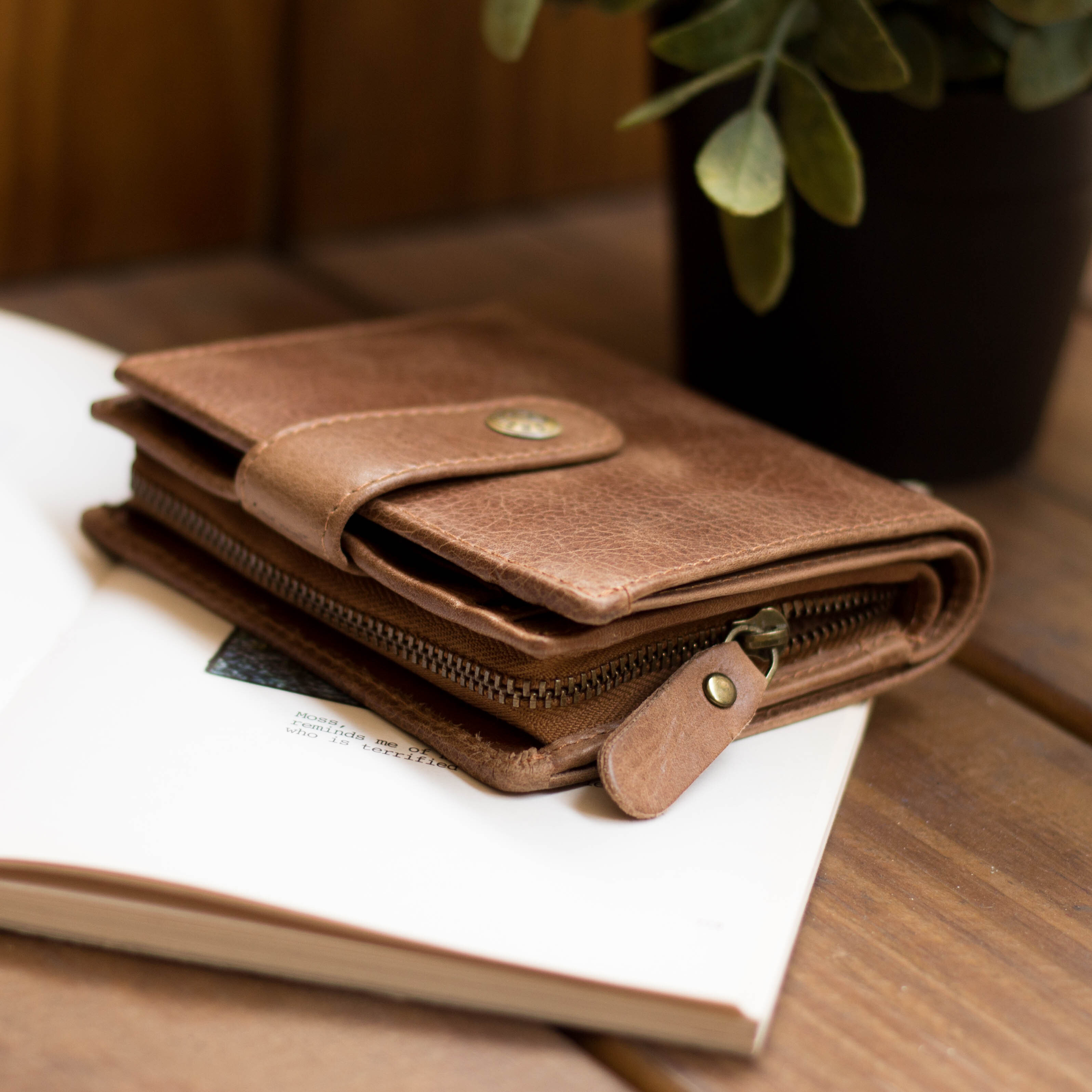 『新品上市』老爺有喜 筆記型多功能兩折零錢短夾(071858lt)