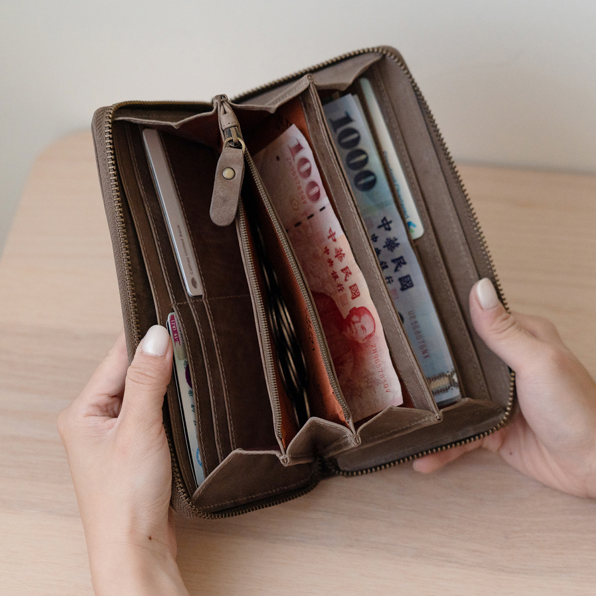 『新品上市』老爺有喜 ㄇ型拉鍊式名媛風真皮長夾(072009cl)