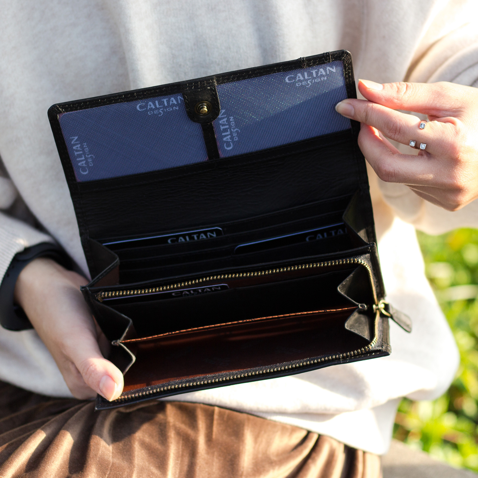 『新品上市』老爺有喜 真皮鉚釘釦飾牛皮長夾(072267bk)