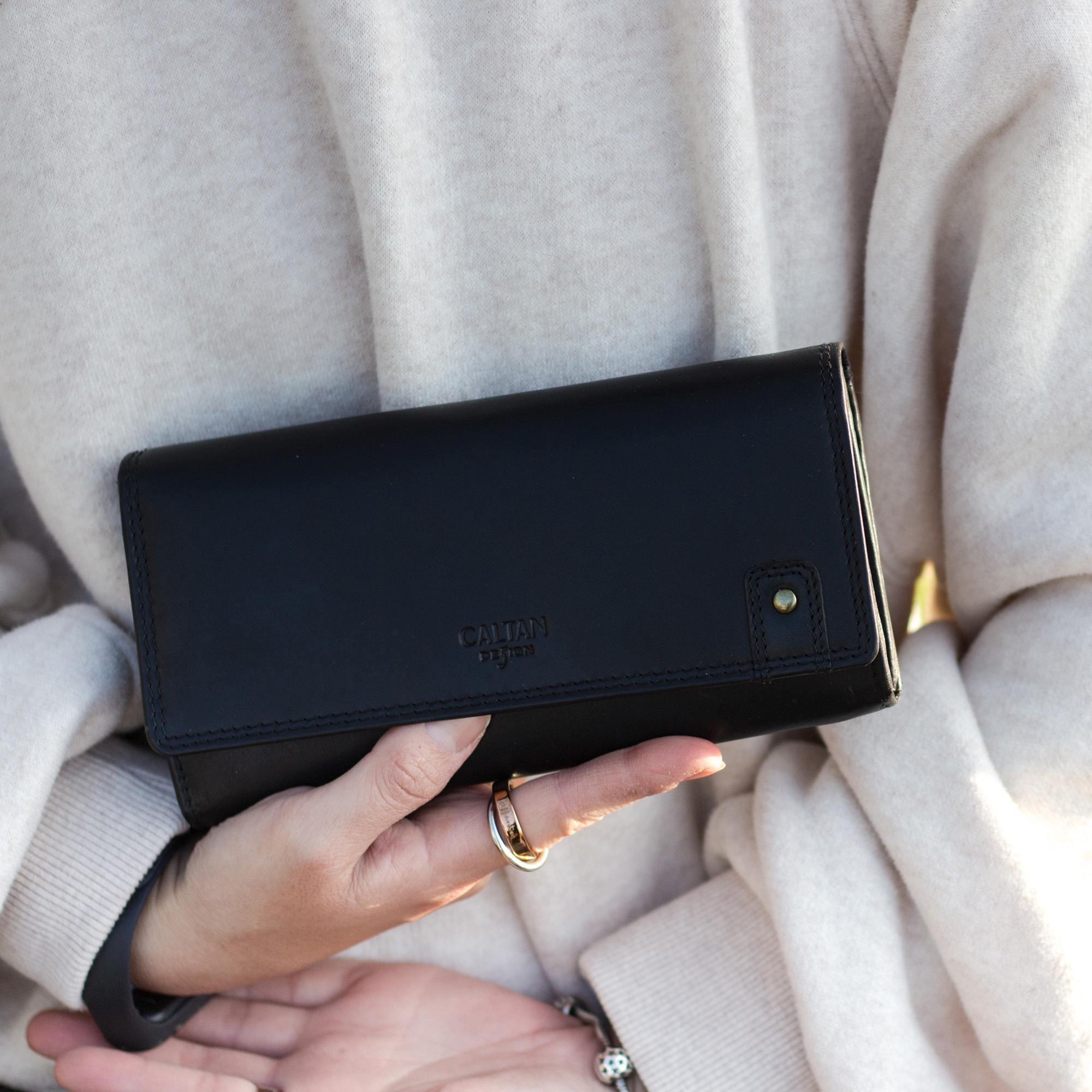 『新品上市』老爺有喜 真皮鉚釘釦飾牛皮長夾(072267bk)