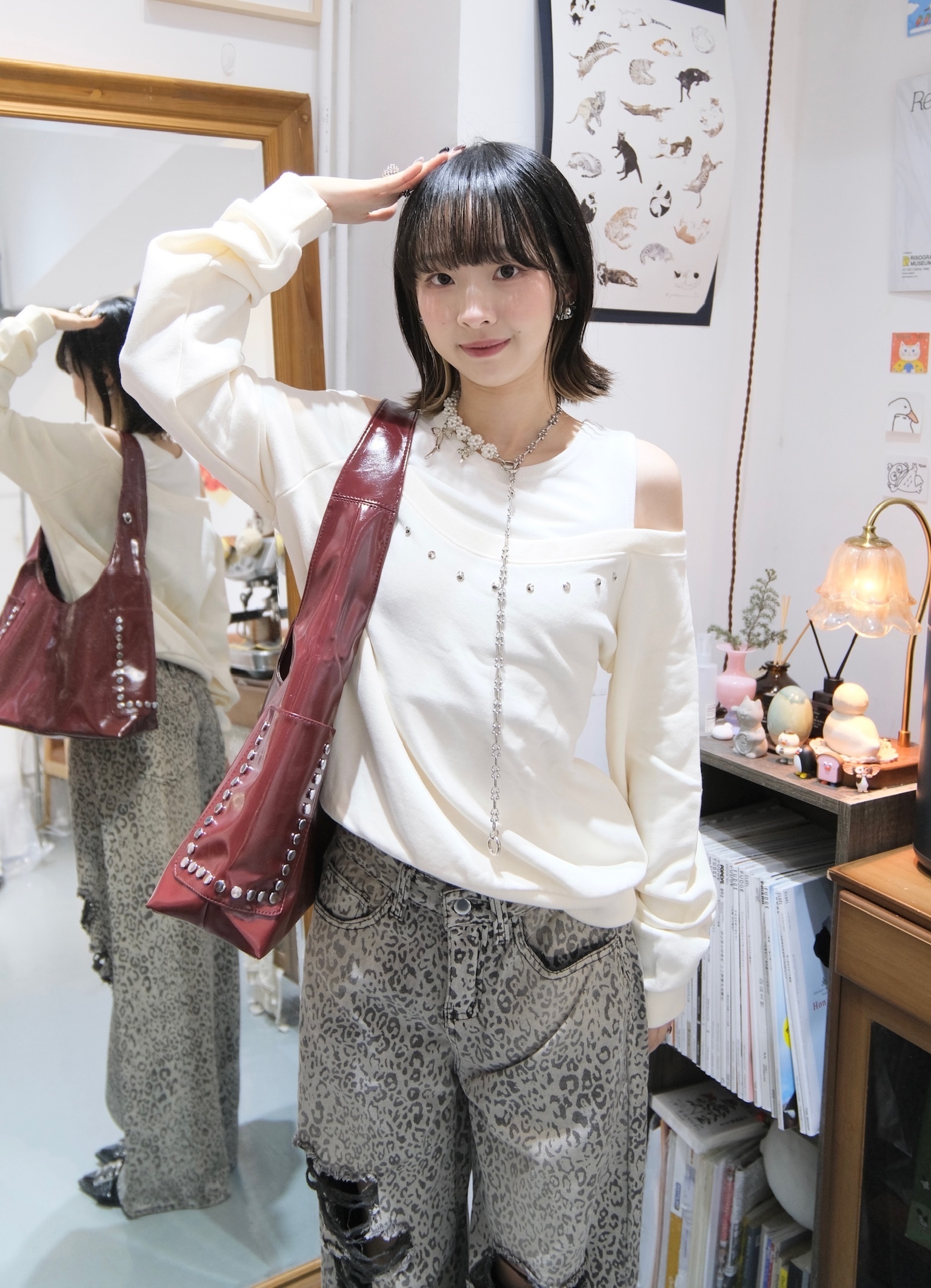 假兩件釘釘露肩Top