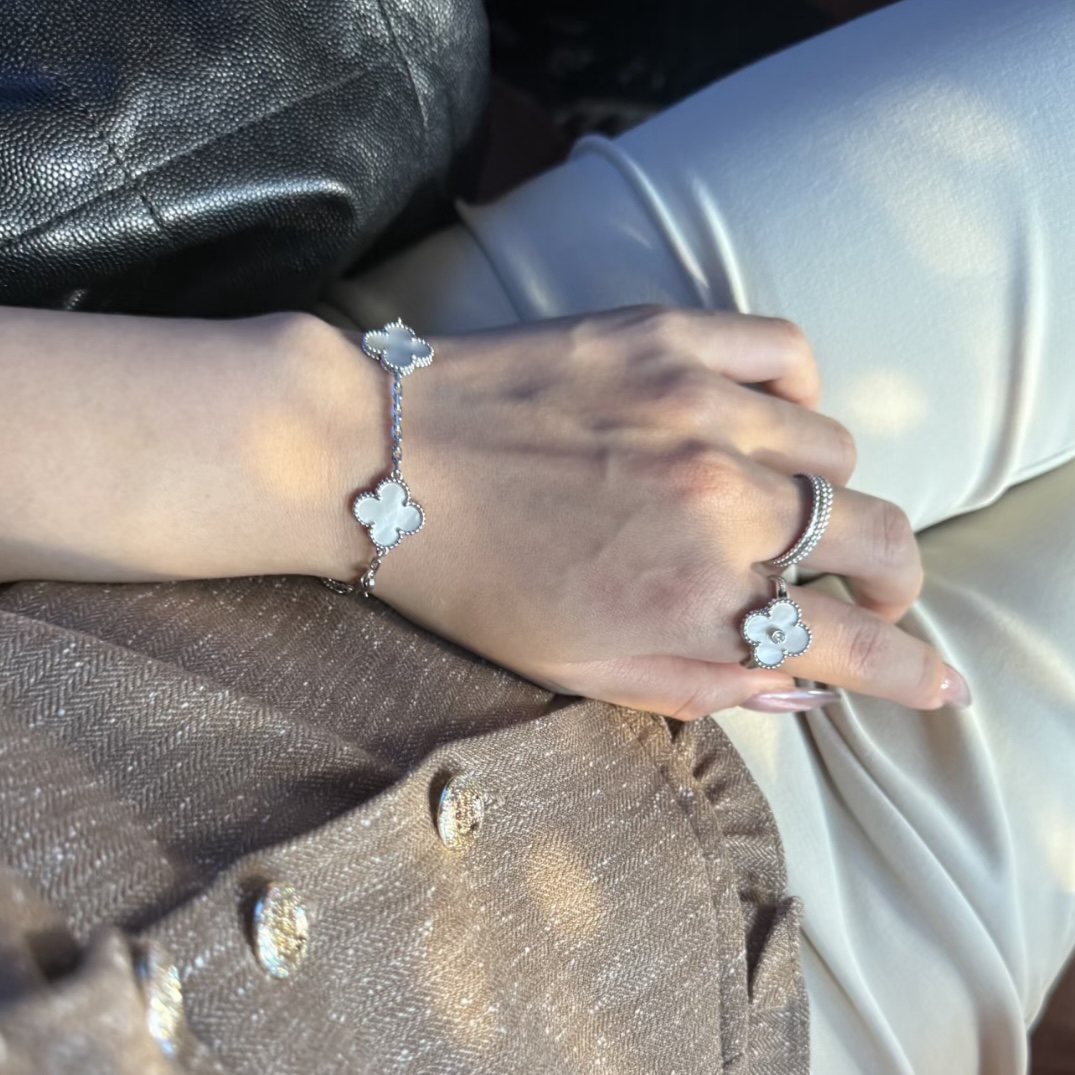 18k”va 經典四葉草特殊石帶鑽戒”高奢定製全系列