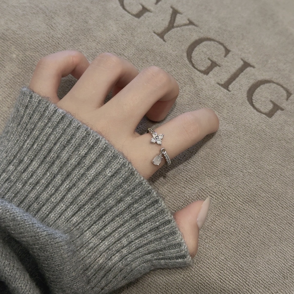 Gy”mini小老花白玉透水滴氛圍小墜”開口戒