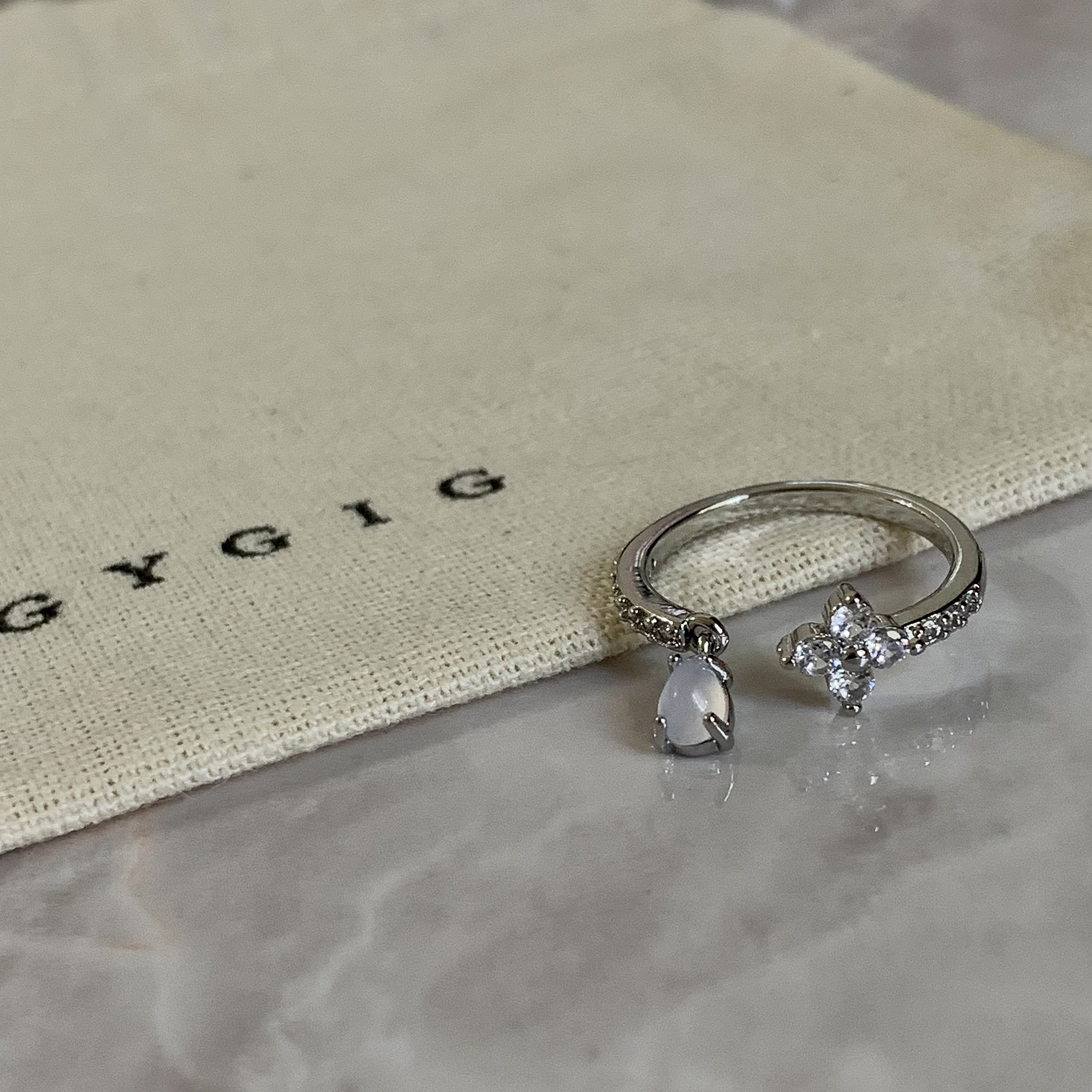 Gy”mini小老花白玉透水滴氛圍小墜”開口戒