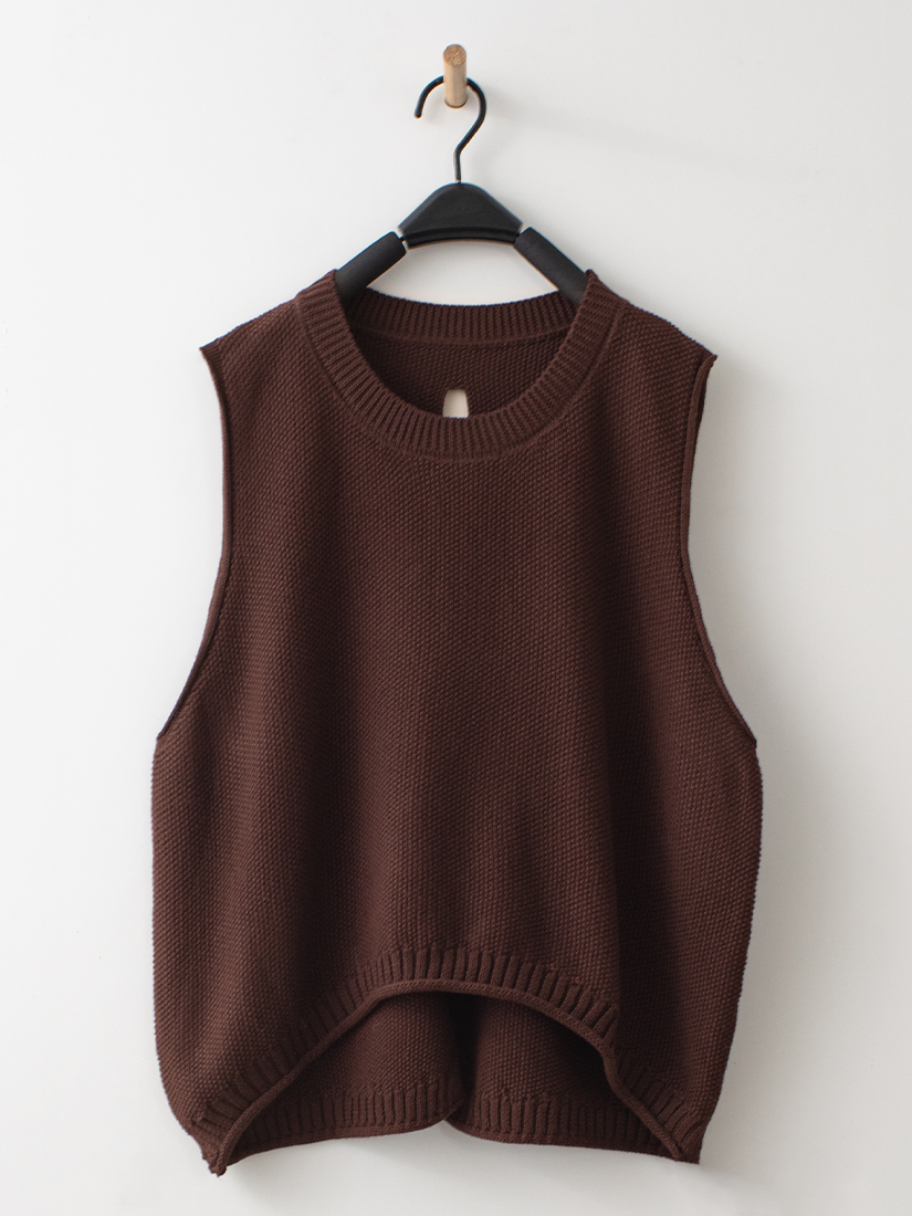 背面簍空洞洞自然捲邊織紋針織背心