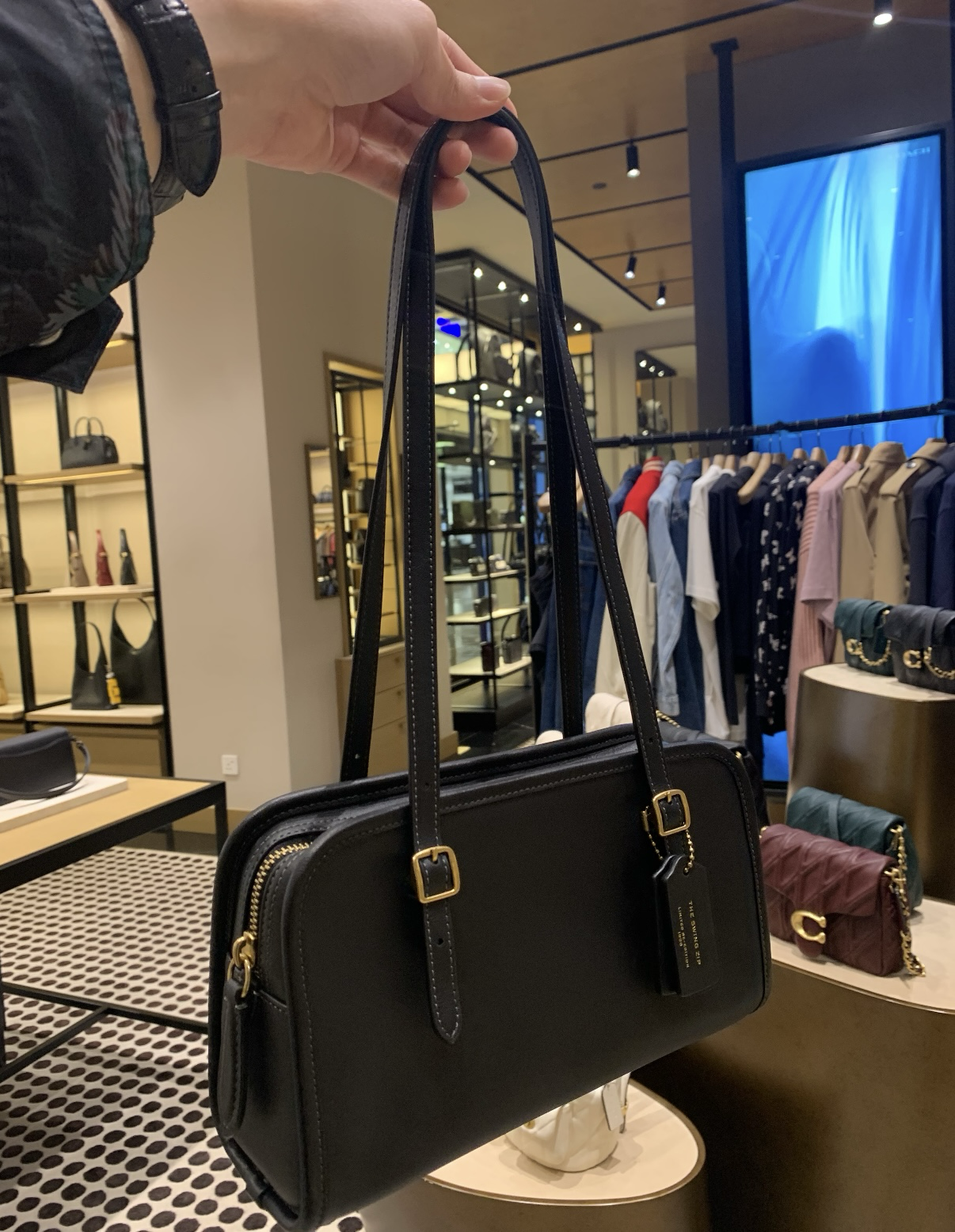 Coach Swing Zip Bag 20｜拉鍊手袋