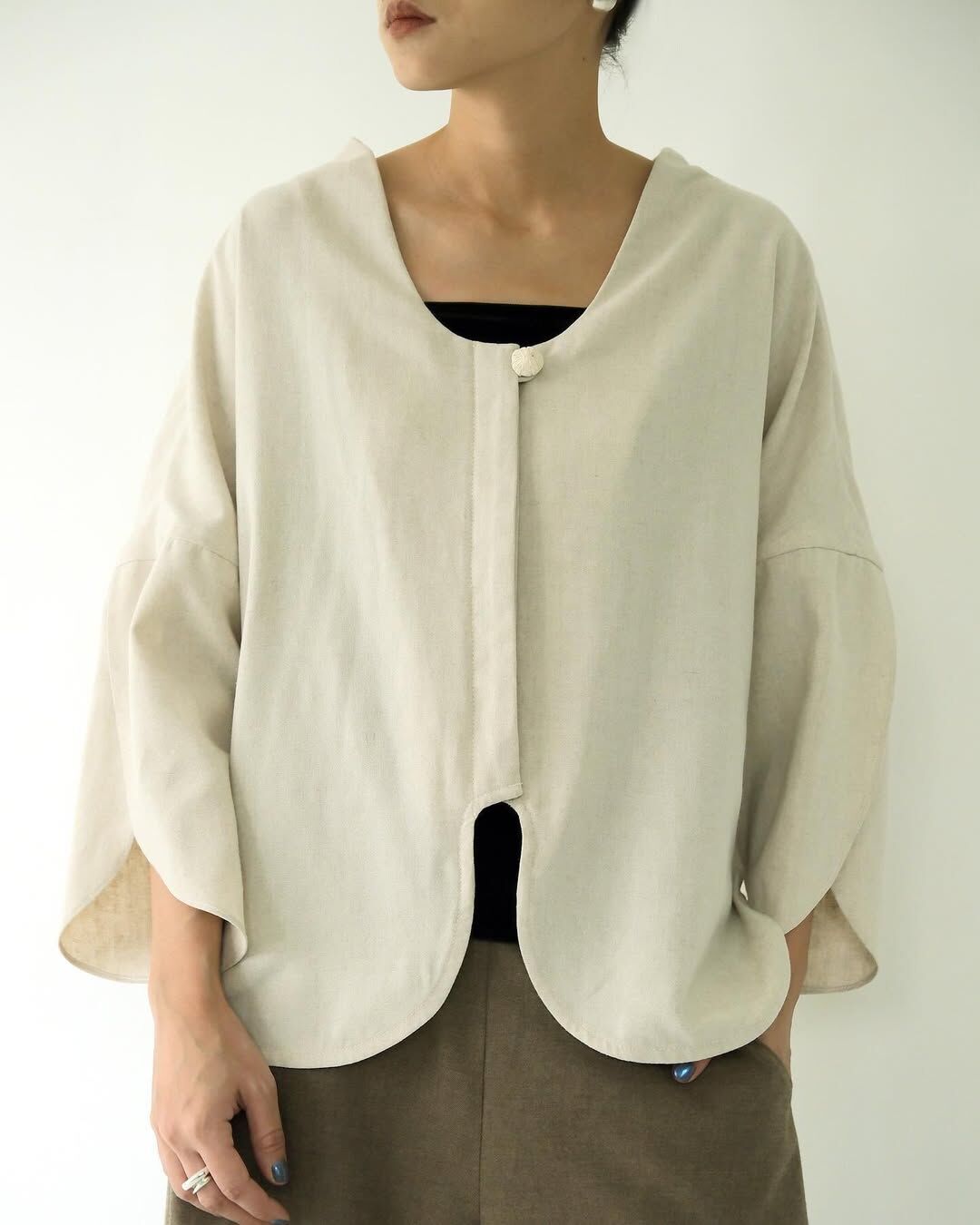 川衣 WEAR BEING ｜牧服者｜弧形鬱金香袖襯衫｜米色