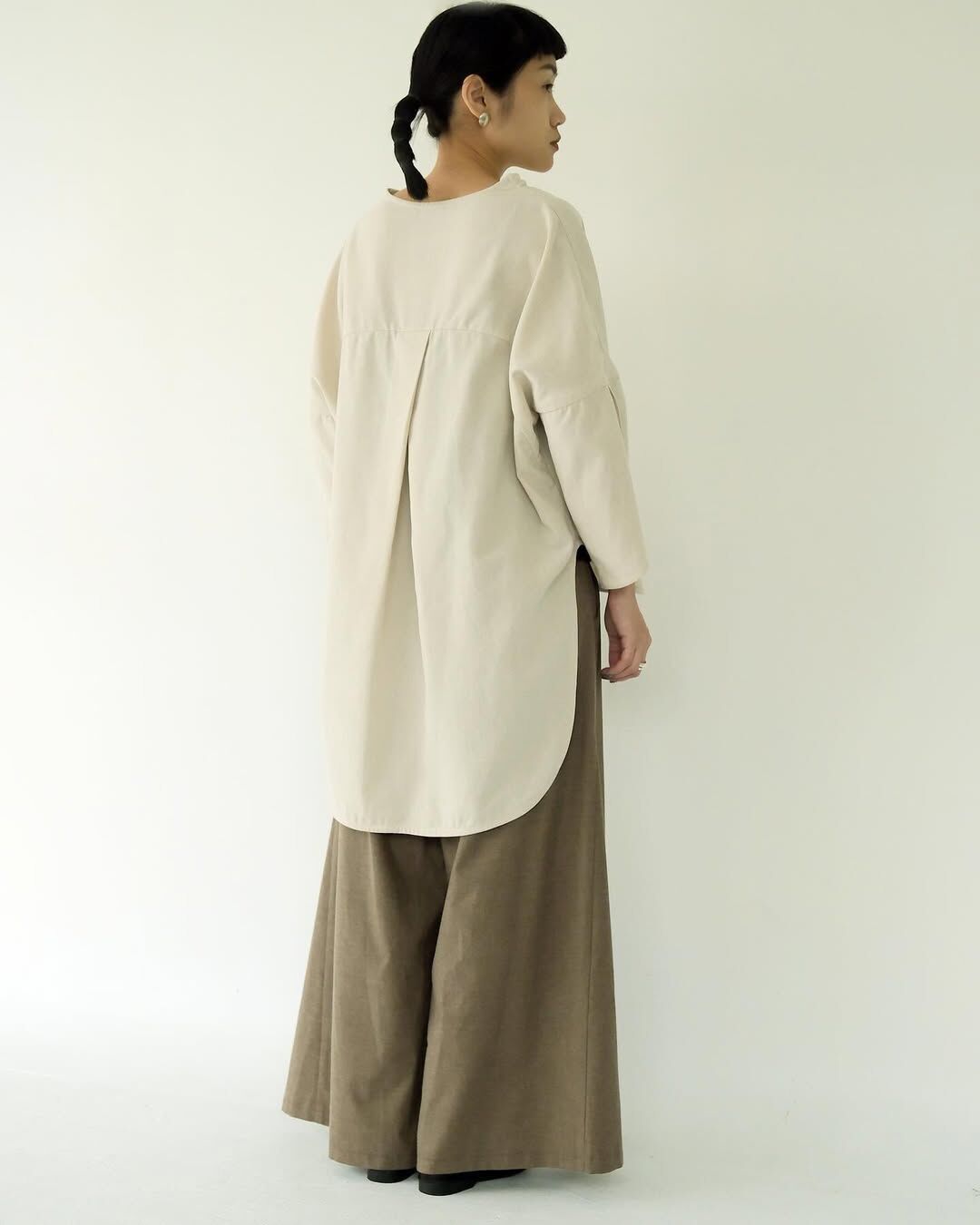 川衣 WEAR BEING ｜牧服者｜弧形鬱金香袖襯衫｜米色