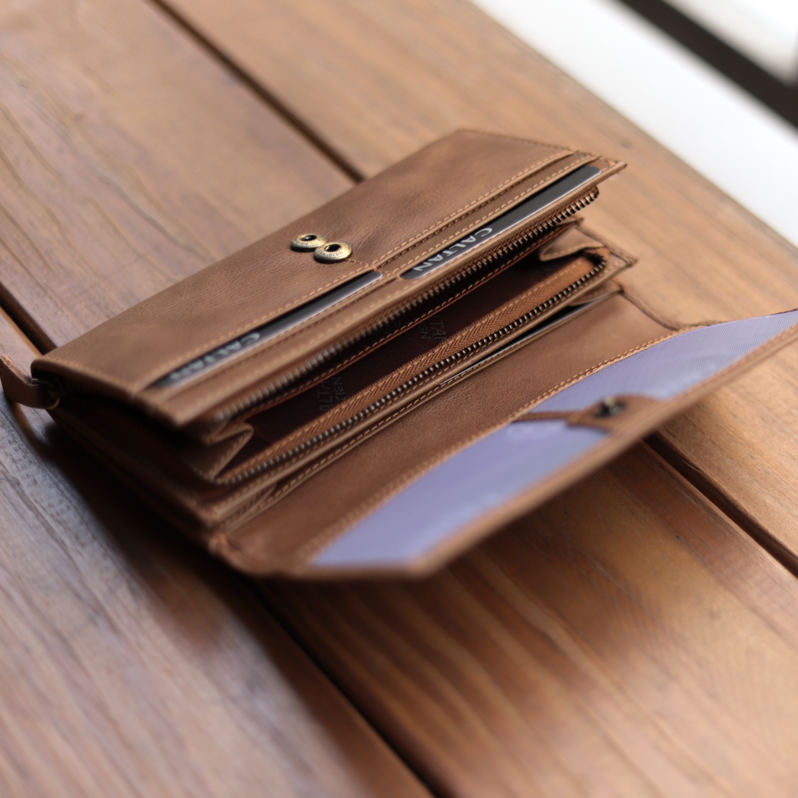 『新品上市』老爺有喜 真皮鉚釘釦飾牛皮長夾(072267lt)