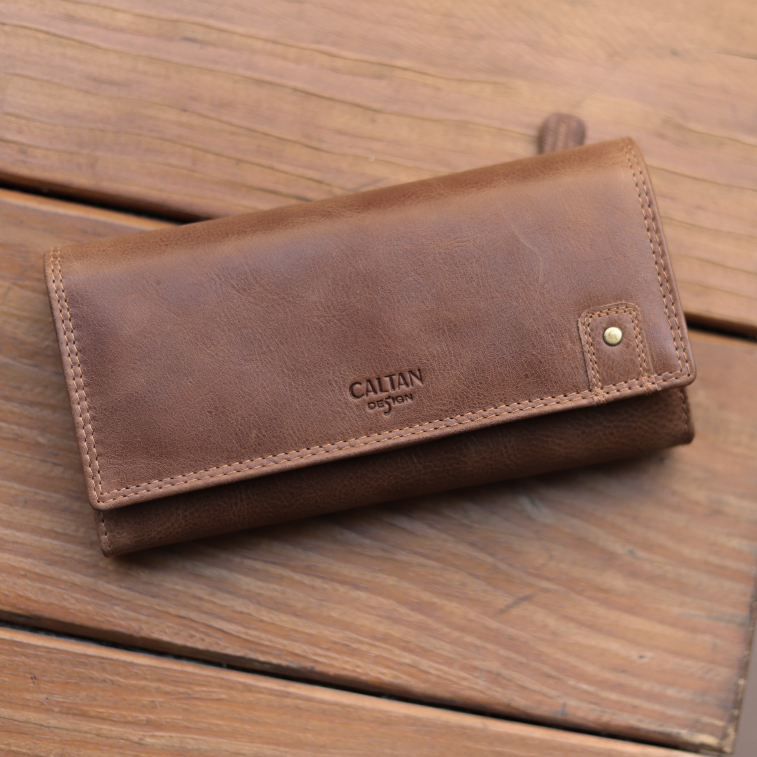 『新品上市』老爺有喜 真皮鉚釘釦飾牛皮長夾(072267lt)