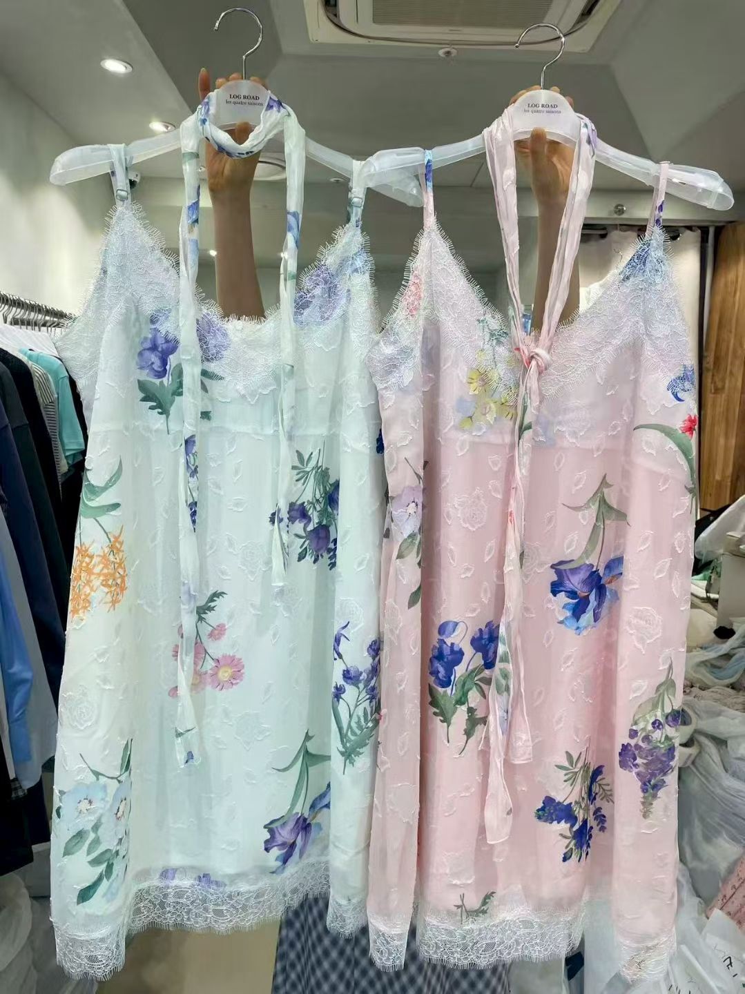 LR6017 蕾絲拼接印花細肩帶裙附絲巾