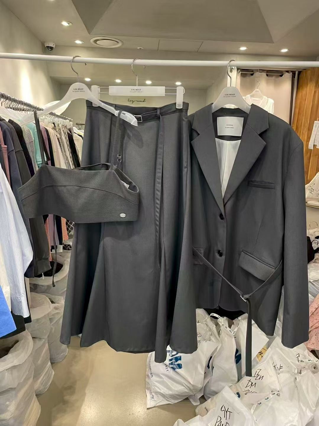 LR6009 細肩帶小銀Logo短背心