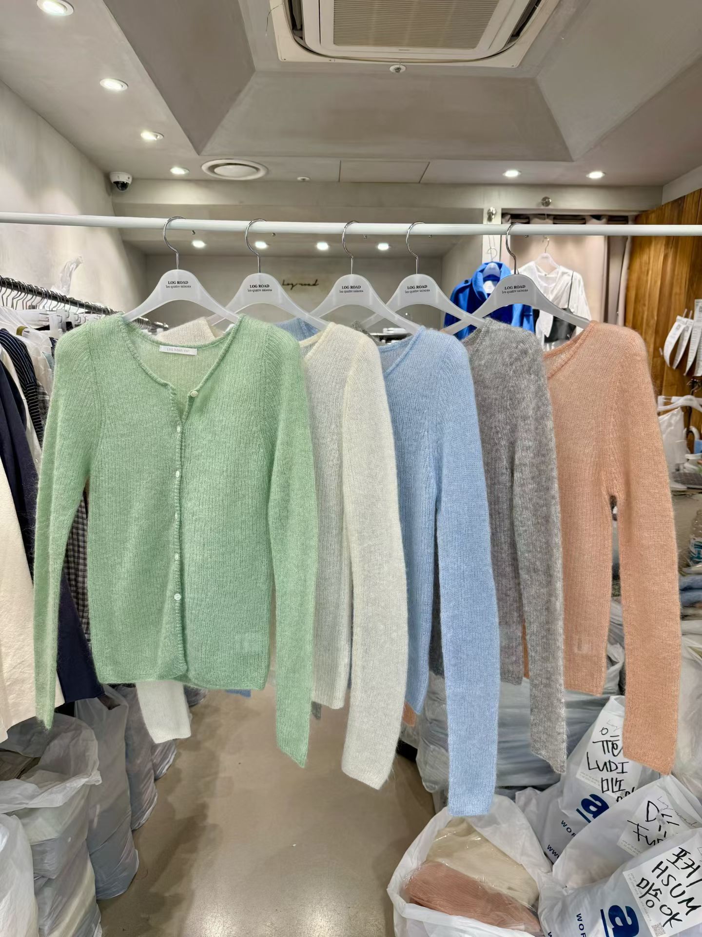 LR6024 柔軟圓領針織外套